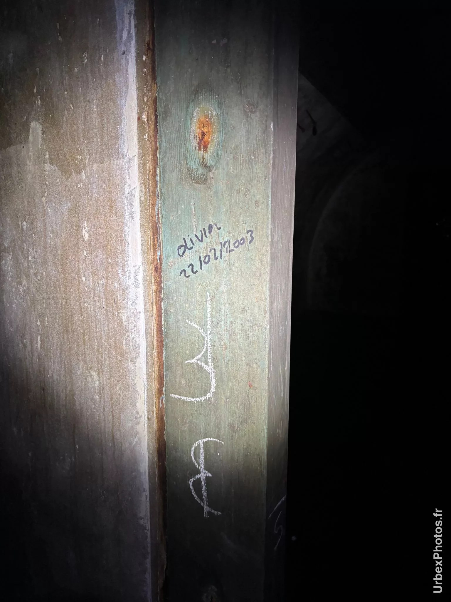 Signature datée sur un encadrement de porte