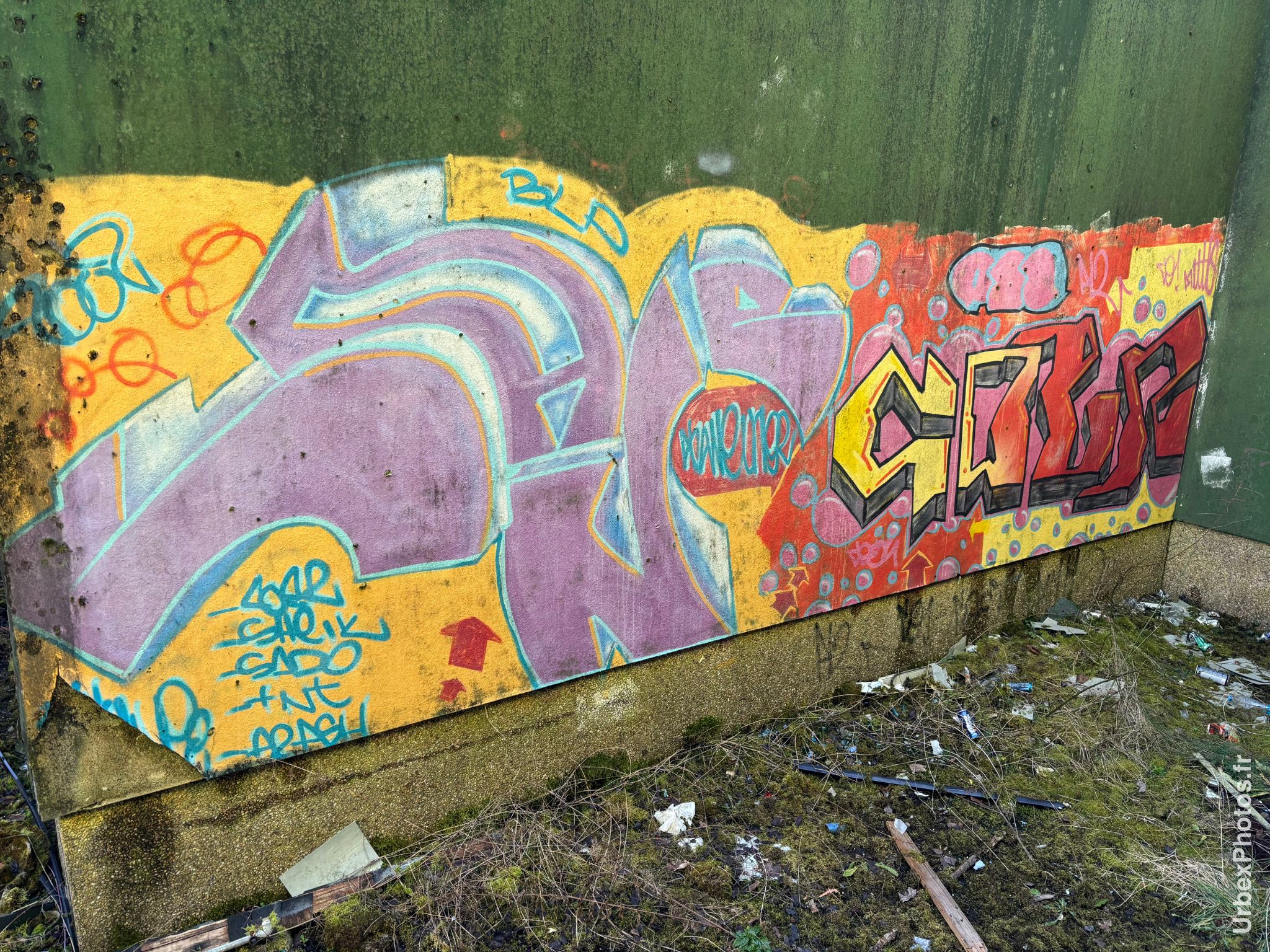 Photo urbex d'un graffiti dans le bâtiment en surface