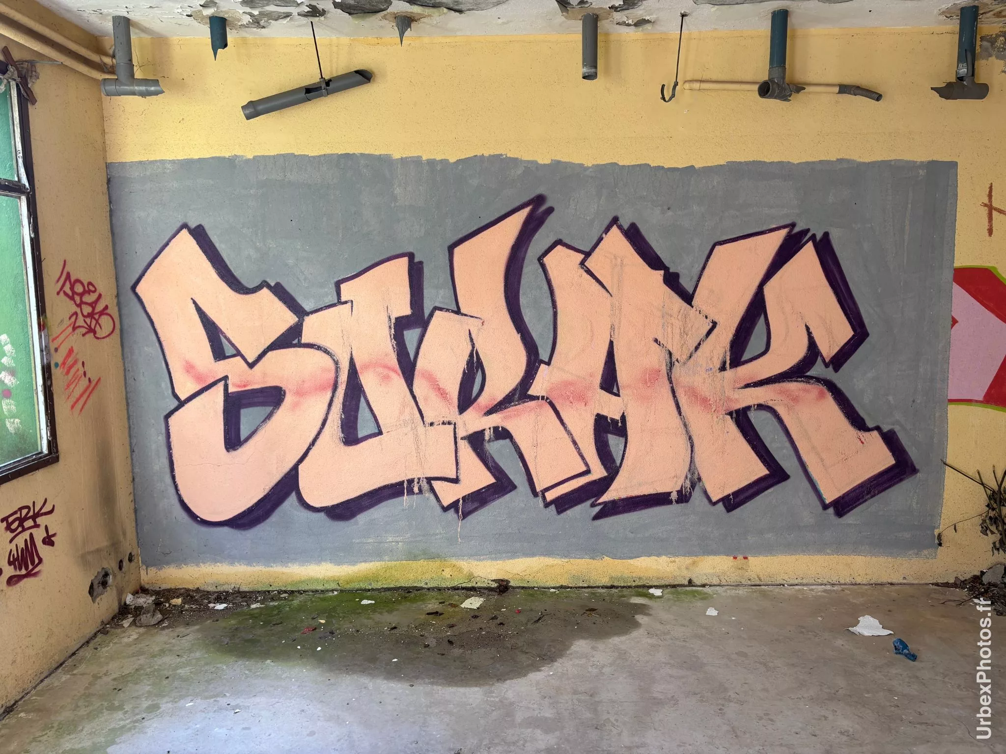 Photo urbex d'un graffiti dans le bâtiment en surface