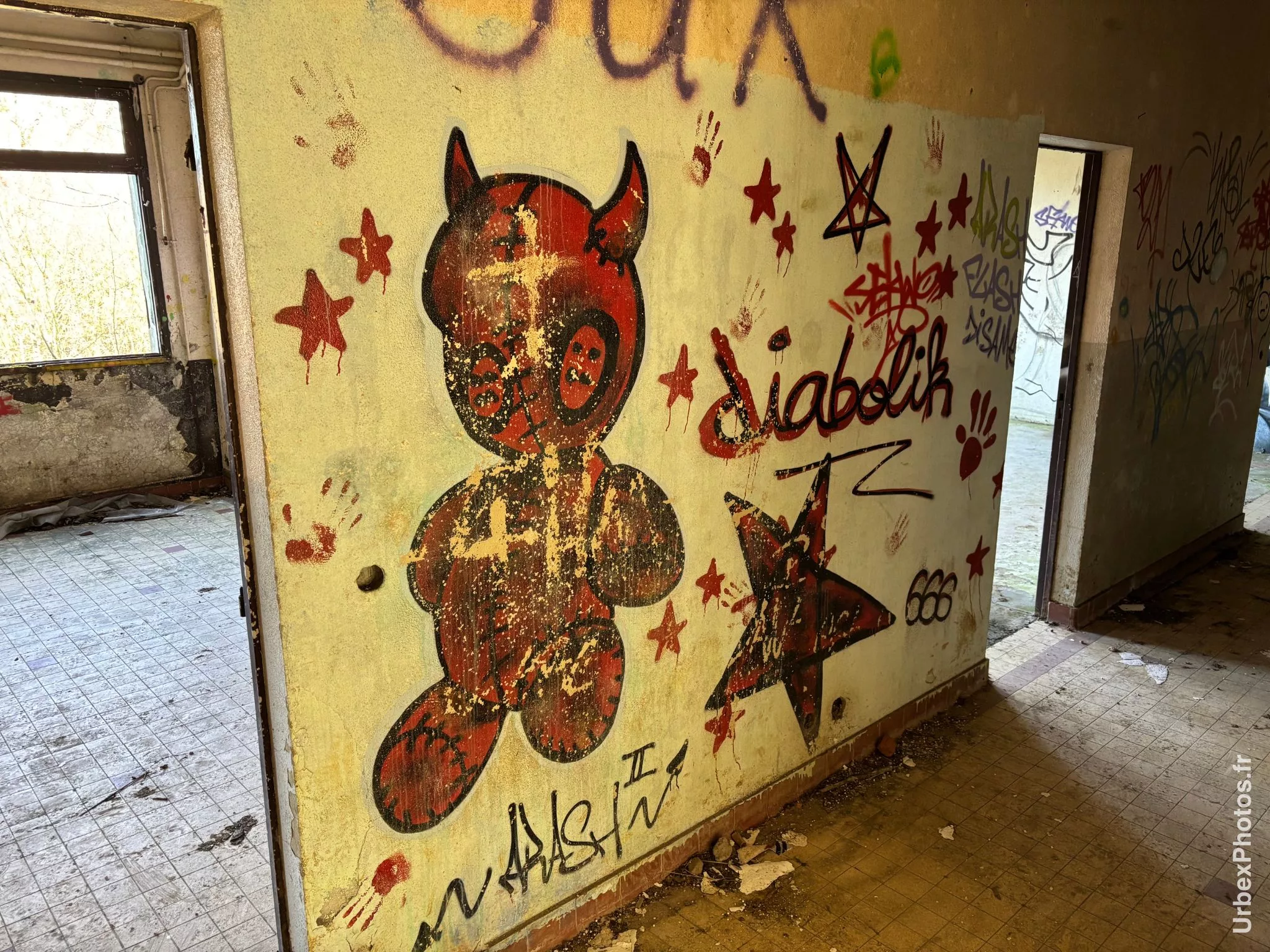Photo urbex d'un graffiti dans le bâtiment en surface