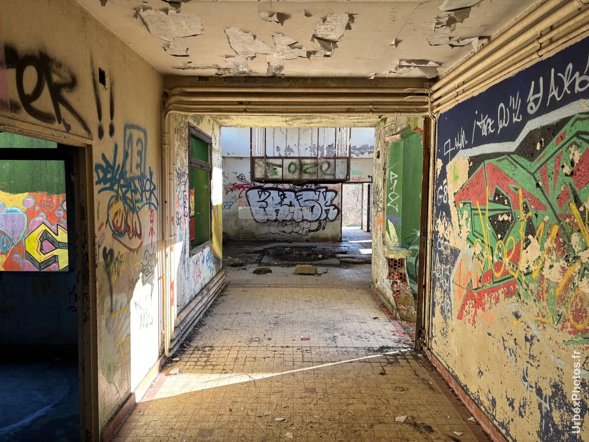 Photo urbex d'un couloir dans le bâtiment en surface