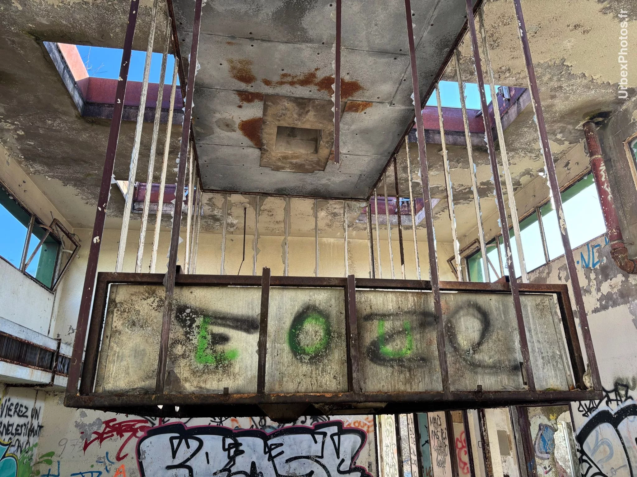 Photo urbex de la cuisine du bâtiment en surface