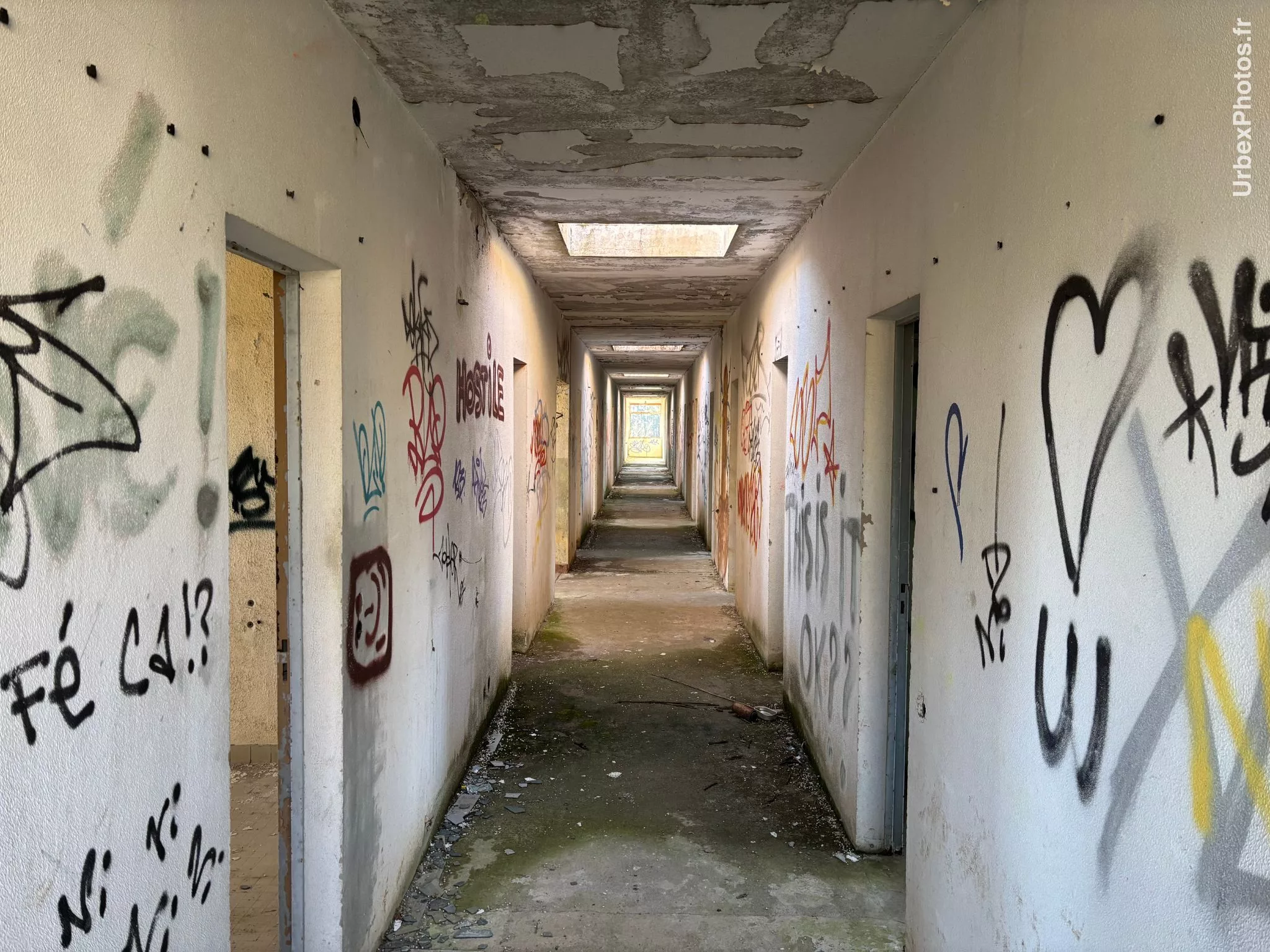 Photo urbex d'un couloir dans le bâtiment en surface