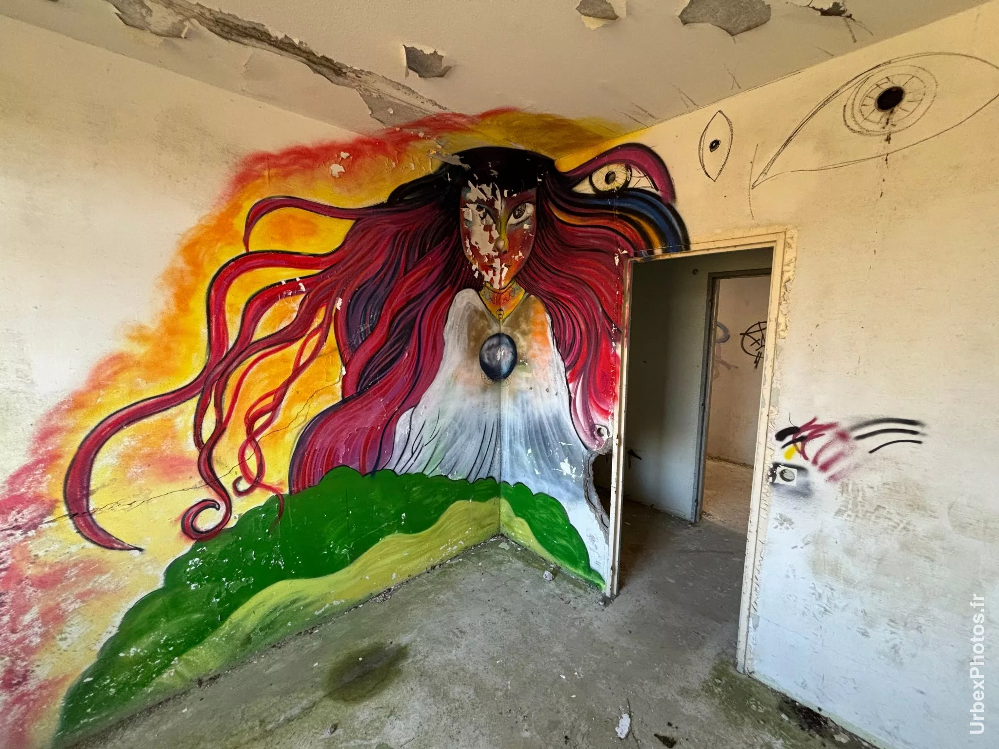 Photo urbex d'un graffiti dans le bâtiment en surface