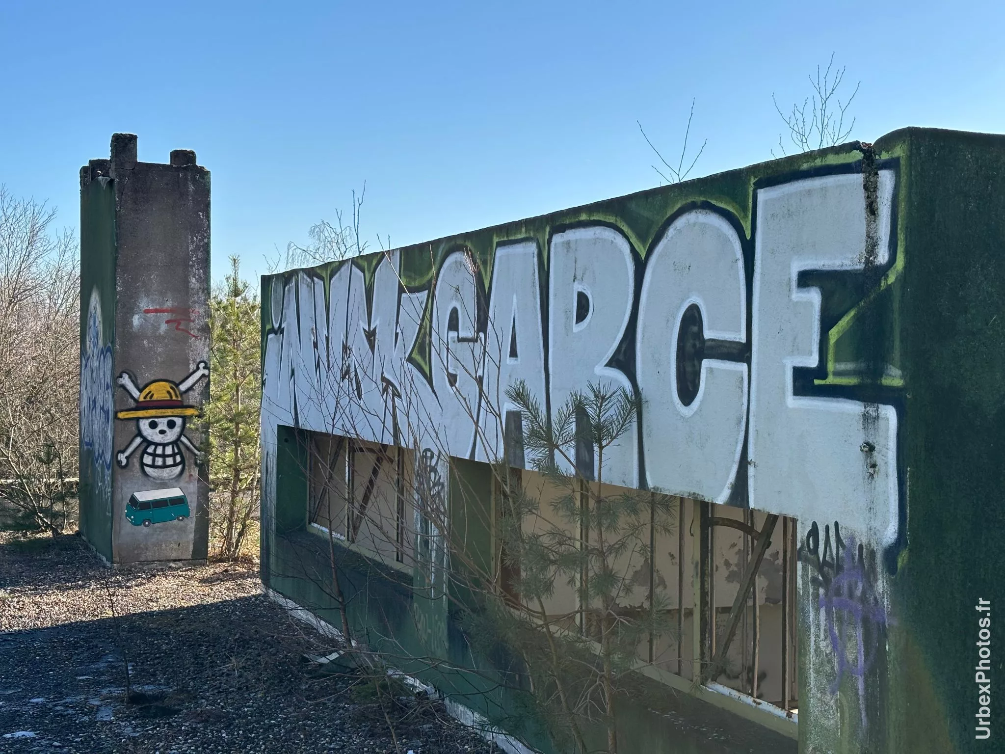 Photo urbex d'un graffiti en dehors du bâtiment en surface