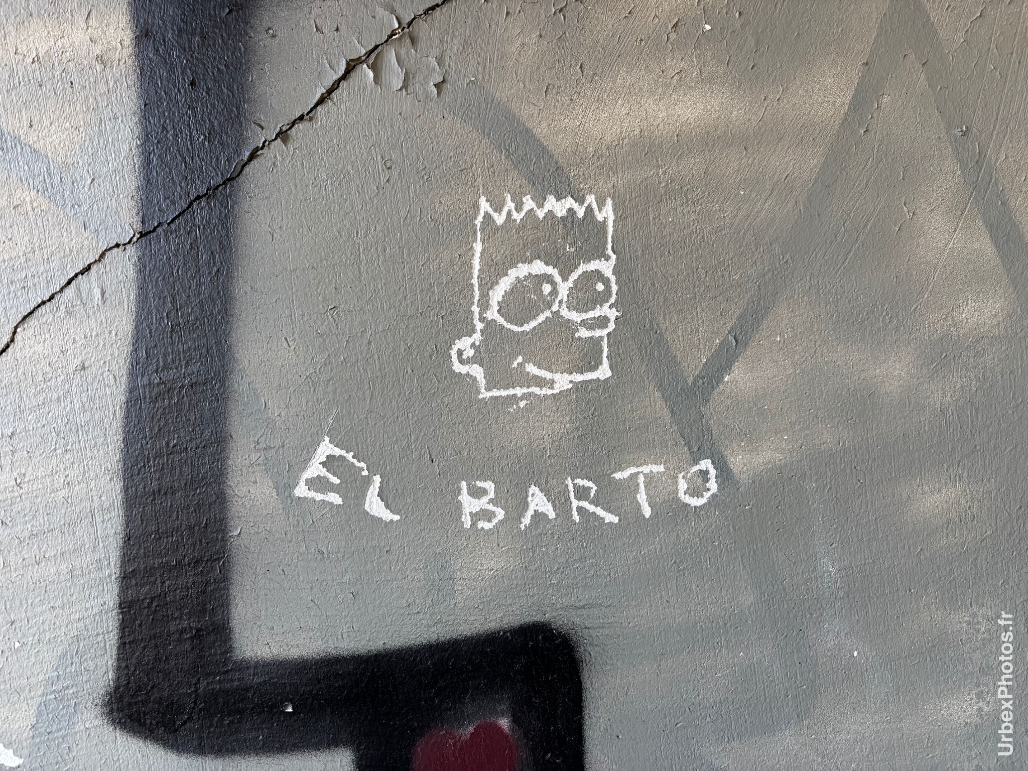 Photo urbex d'un graffiti dans le bâtiment en surface