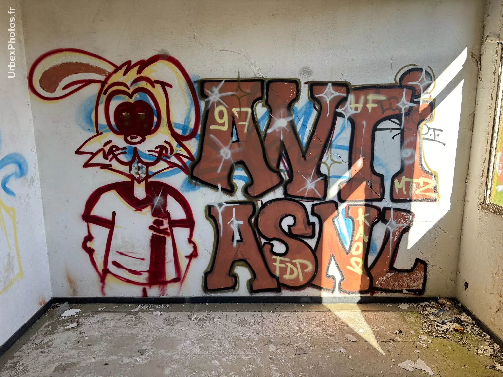 Photo urbex d'un graffiti dans le bâtiment en surface