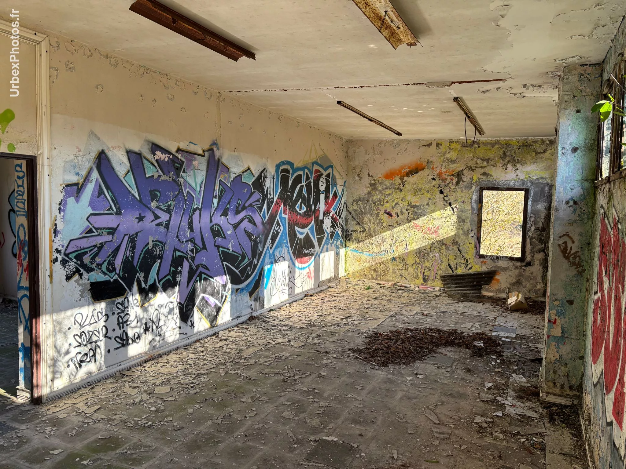 Photo urbex d'un graffiti dans le bâtiment annexe