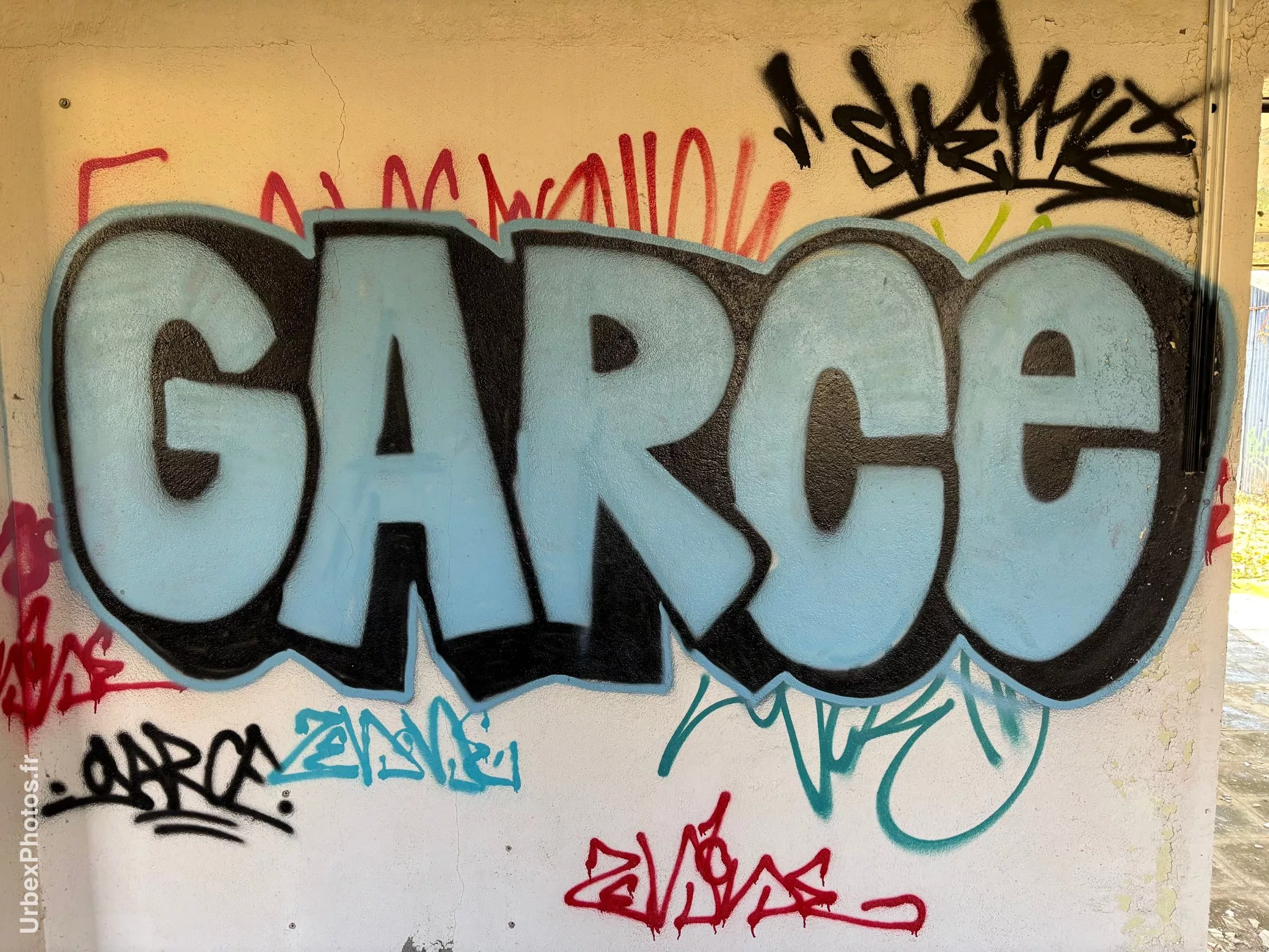 Photo urbex d'un graffiti dans le bâtiment annexe