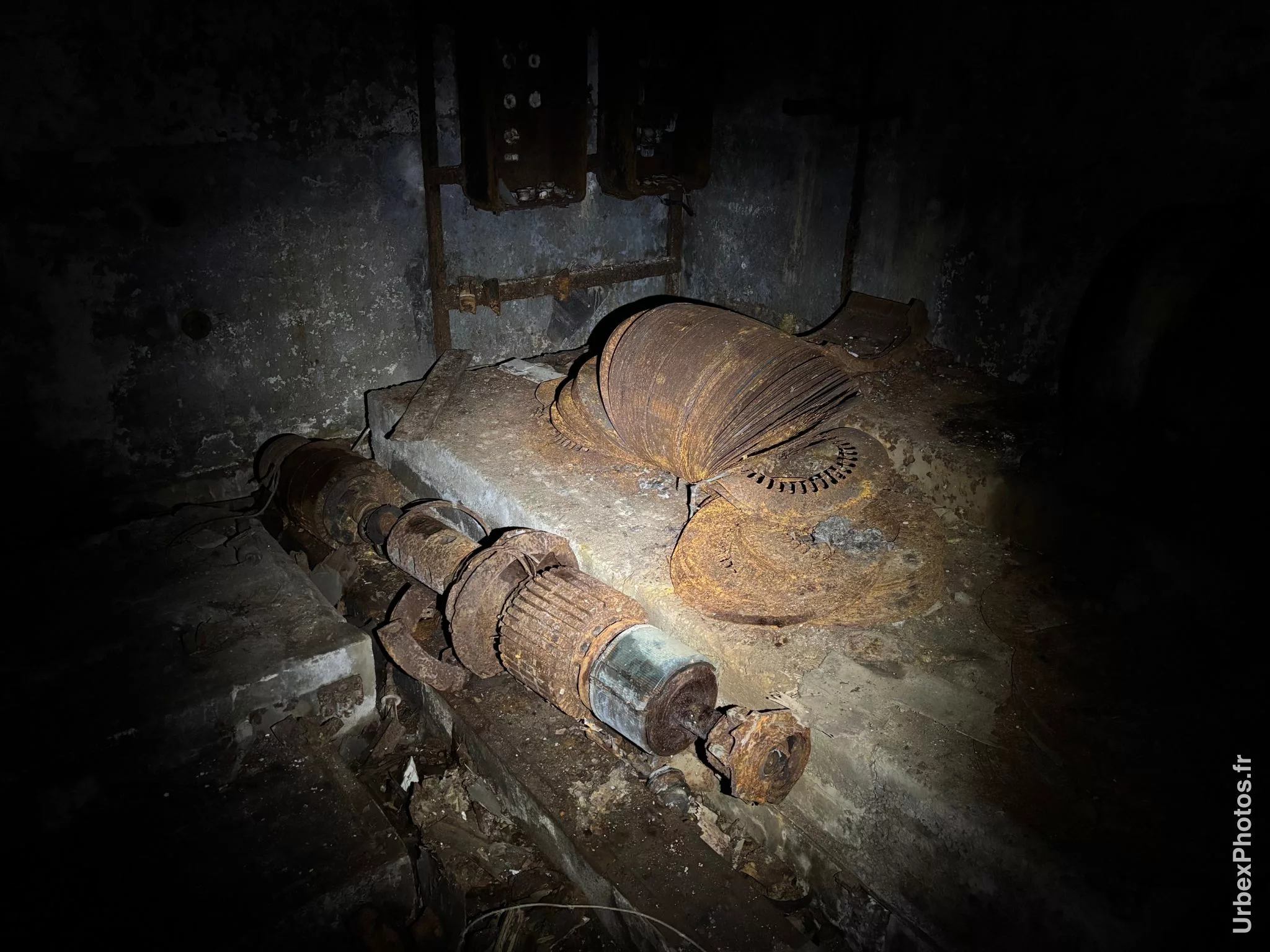 Photo urbex des restes d'un moteur électrique
