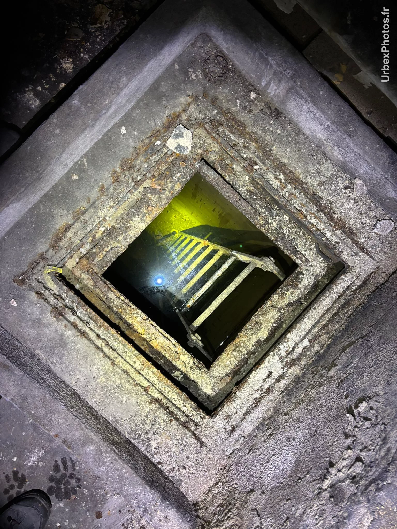 Photo urbex d'un accès vers une salle inondée
