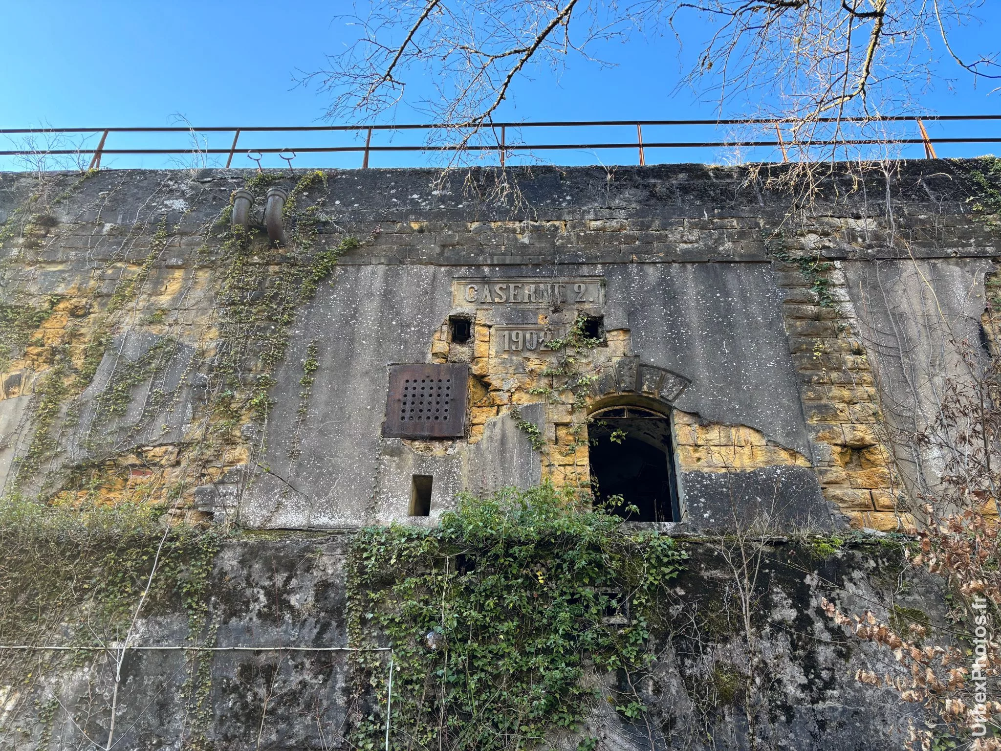 Extérieur d'une caserne du Fort Schneider