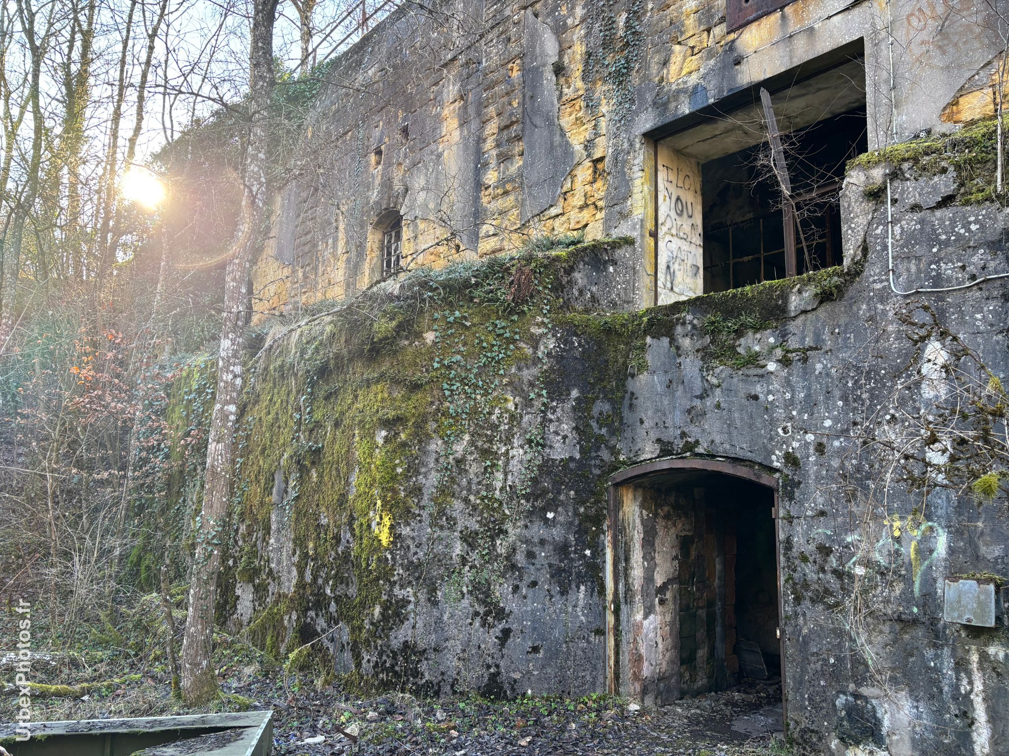 Extérieur d'une caserne du Fort Schneider