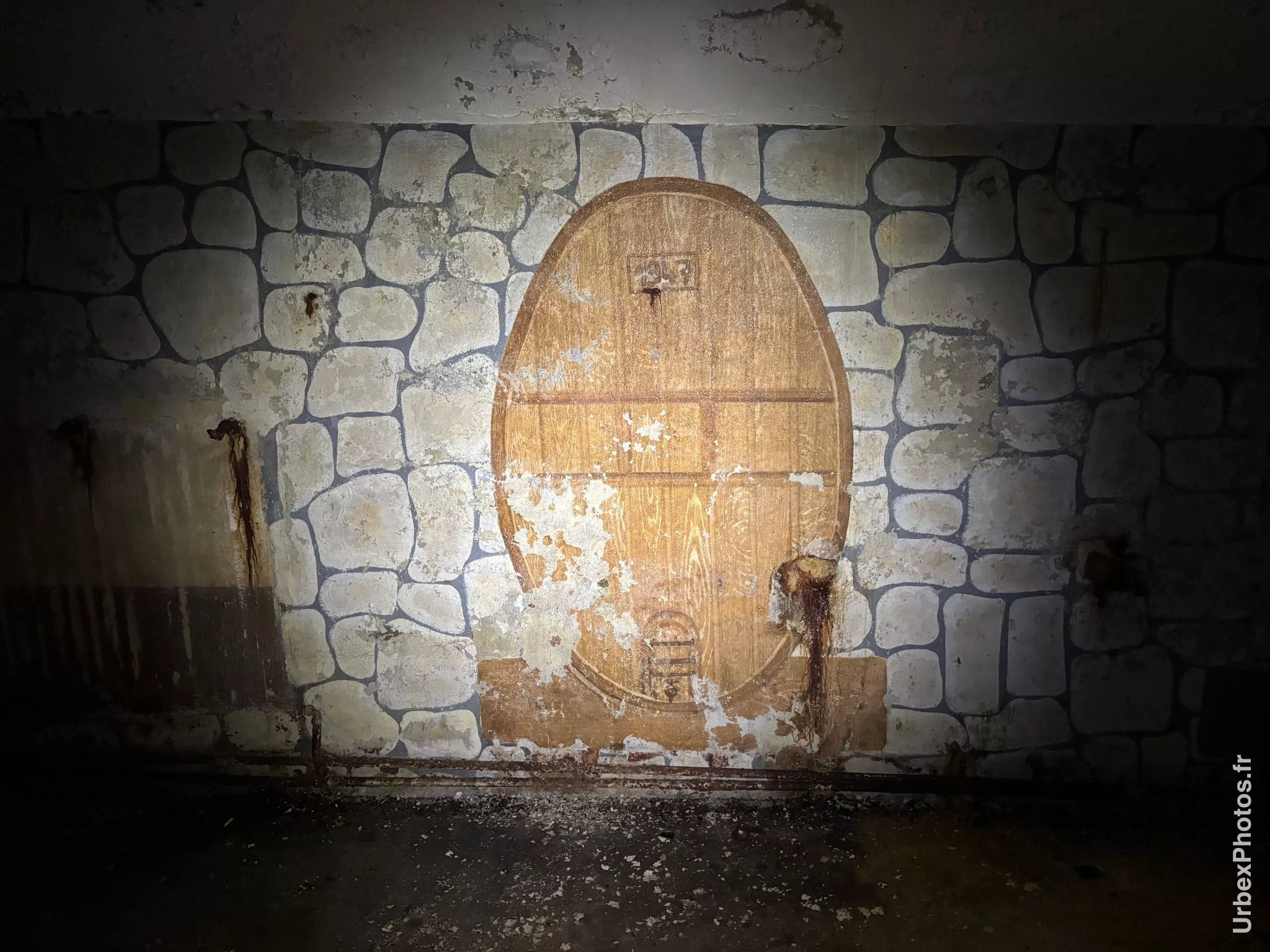 Photo urbex de la peinture d'une cuve à vin
