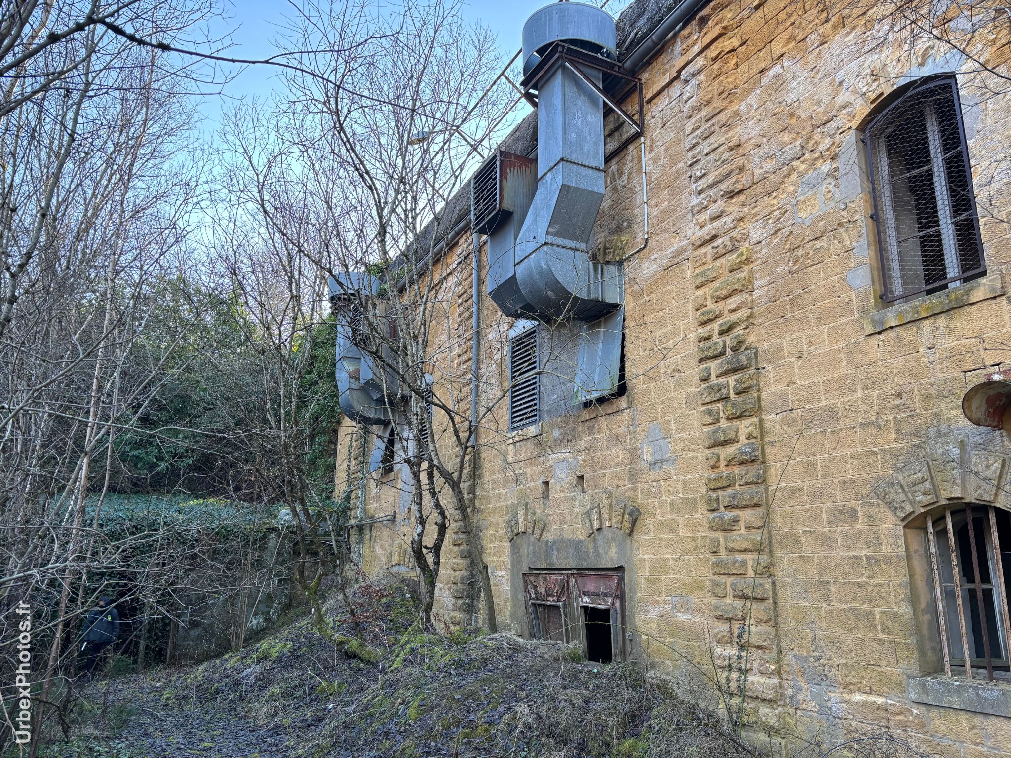 Extérieur d'une caserne du Fort Schneider