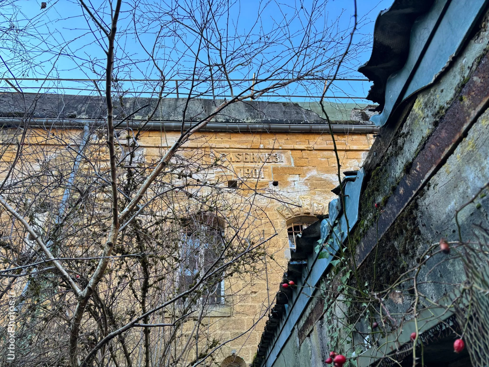 Extérieur d'une caserne du Fort Schneider