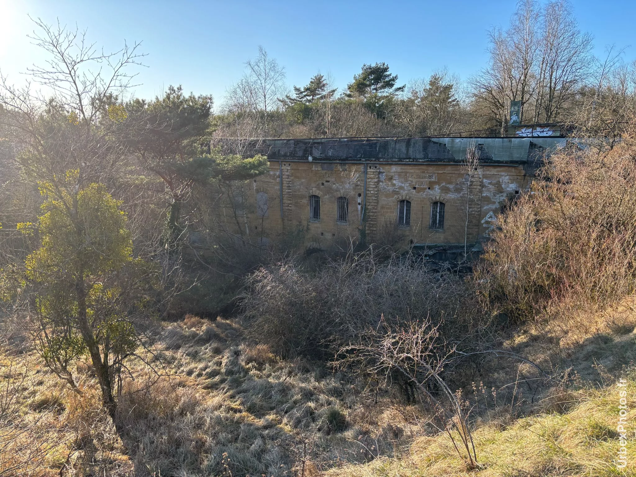 Extérieur d'une caserne du Fort Schneider