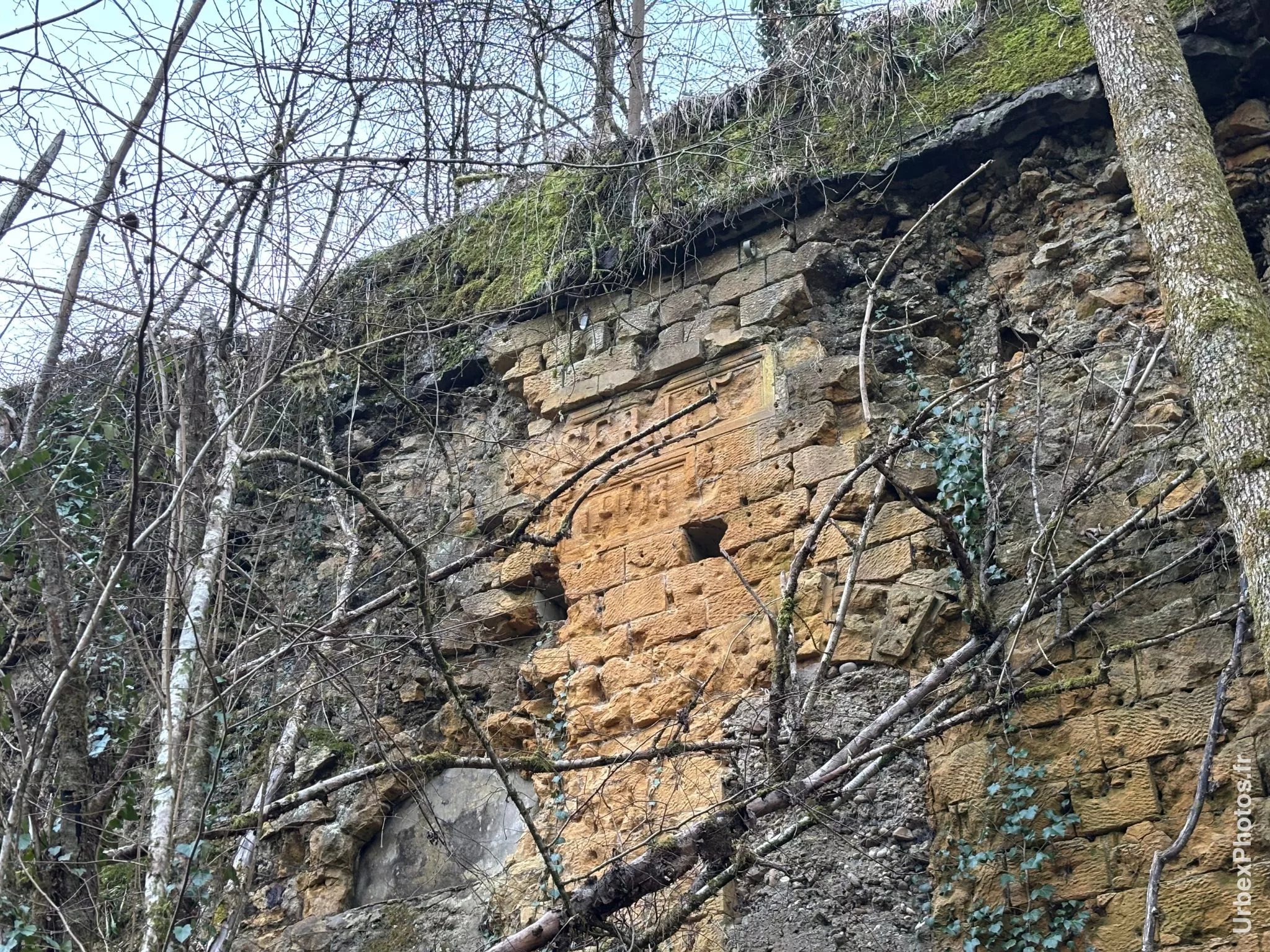 Extérieur d'une caserne du Fort Schneider