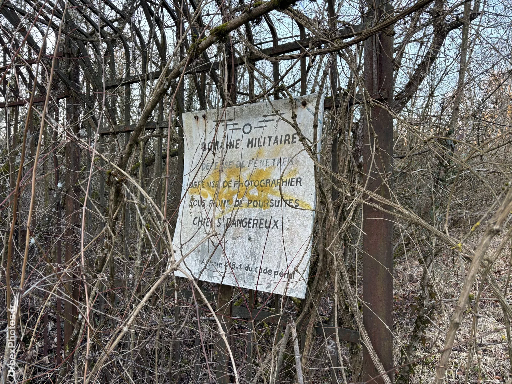 Photo urbex d'un panneau d'avertissement domaine militaire