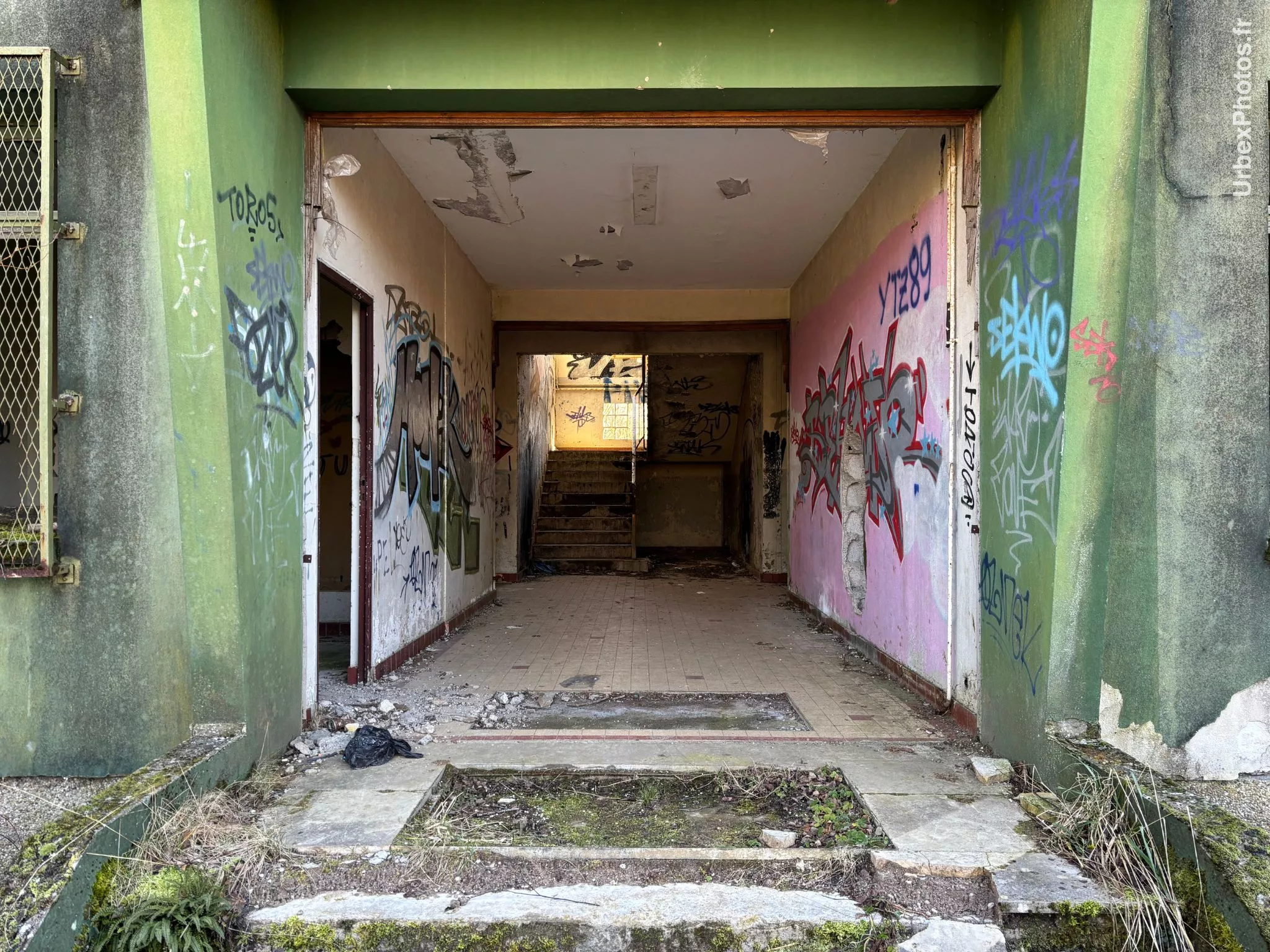 Photo urbex de l'entrée du bâtiment en surface