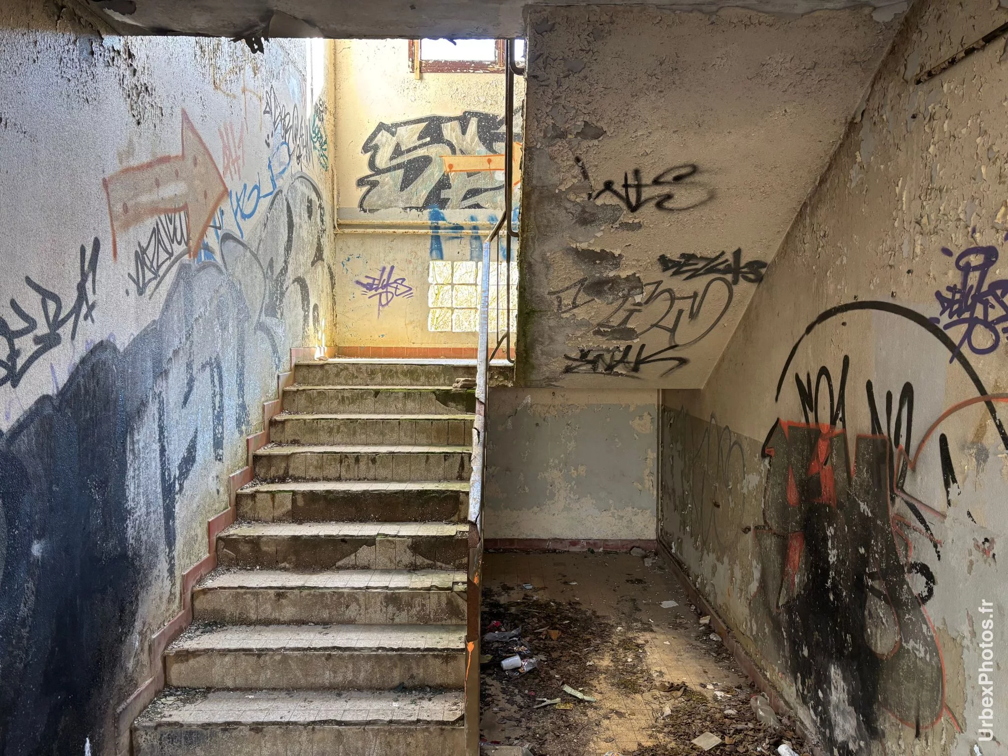 Photo urbex de l'escalier du bâtiment en surface
