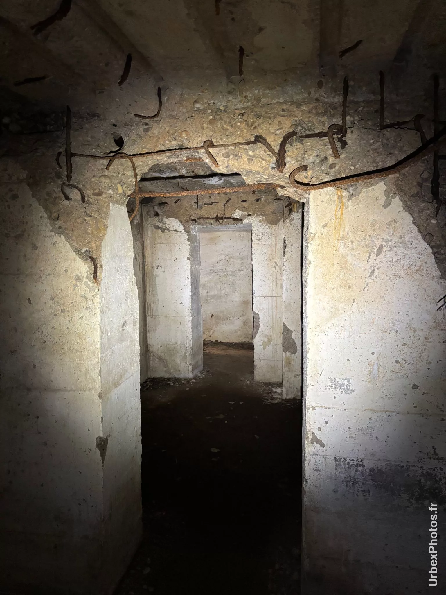 Photo urbex d'une salle aux plafonds décharnés