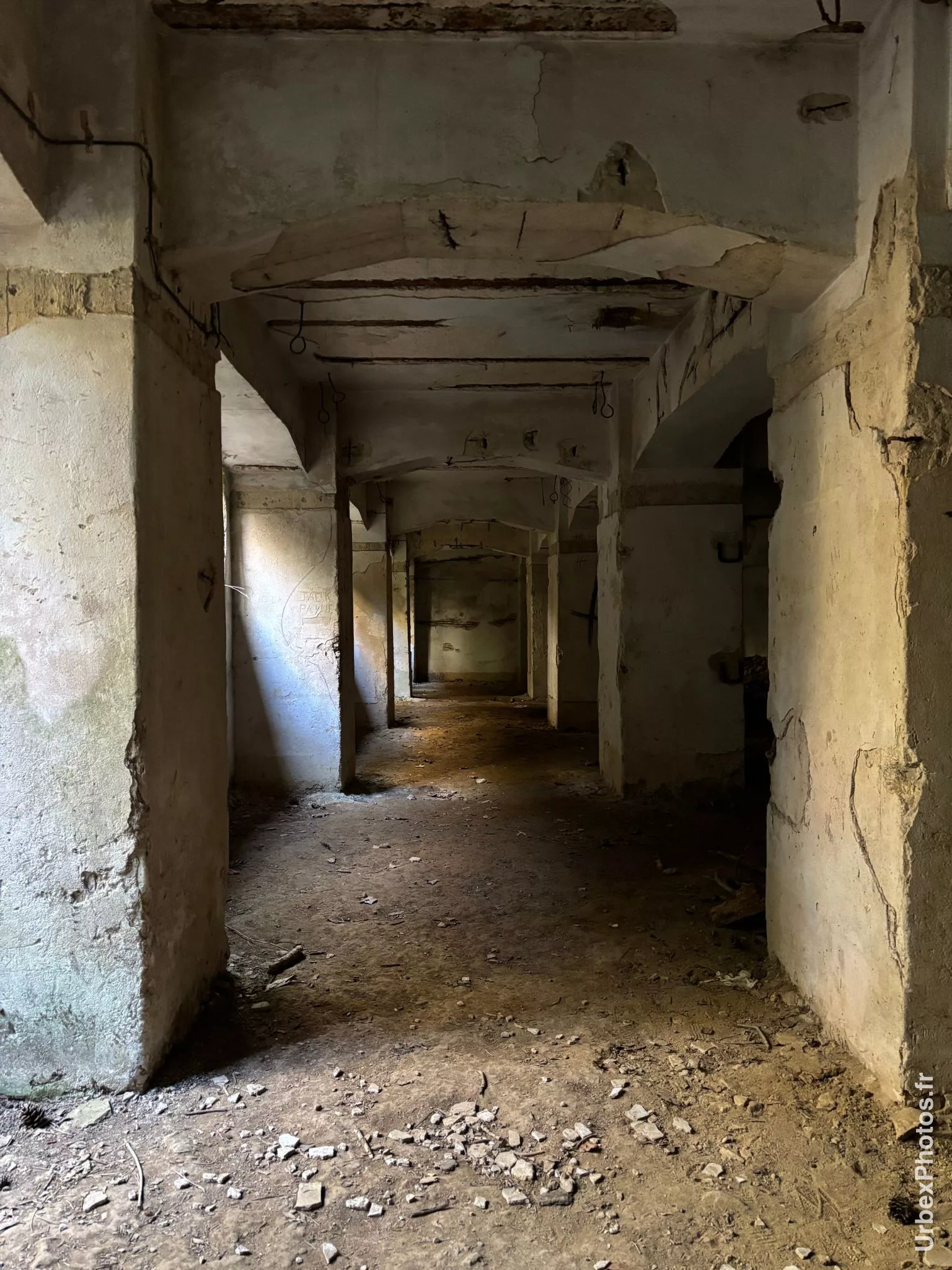 Photo urbex d'une salle avec colonnes