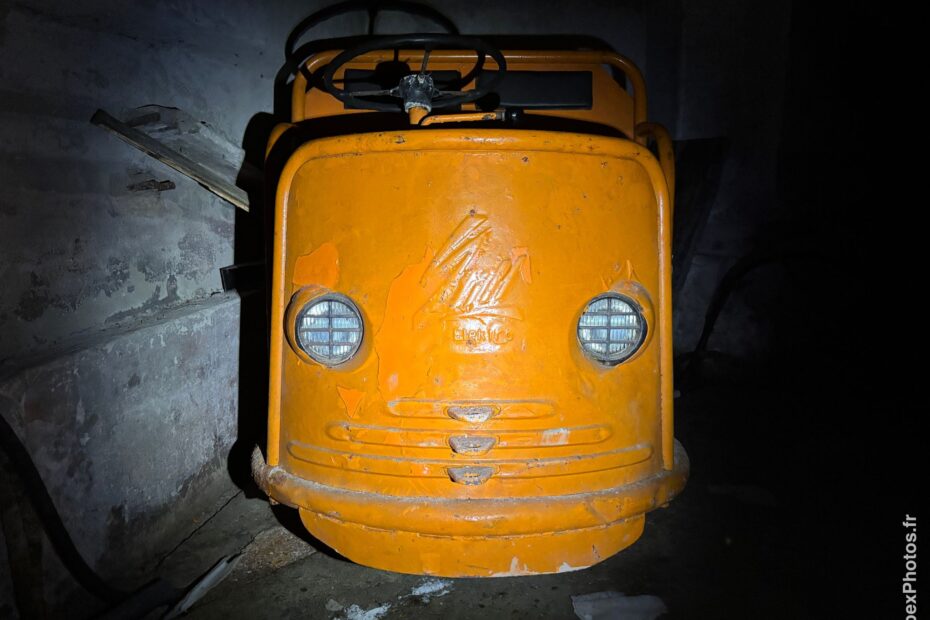 Photo urbex d'un véhicule électrique pour le déplacement dans les tunnels