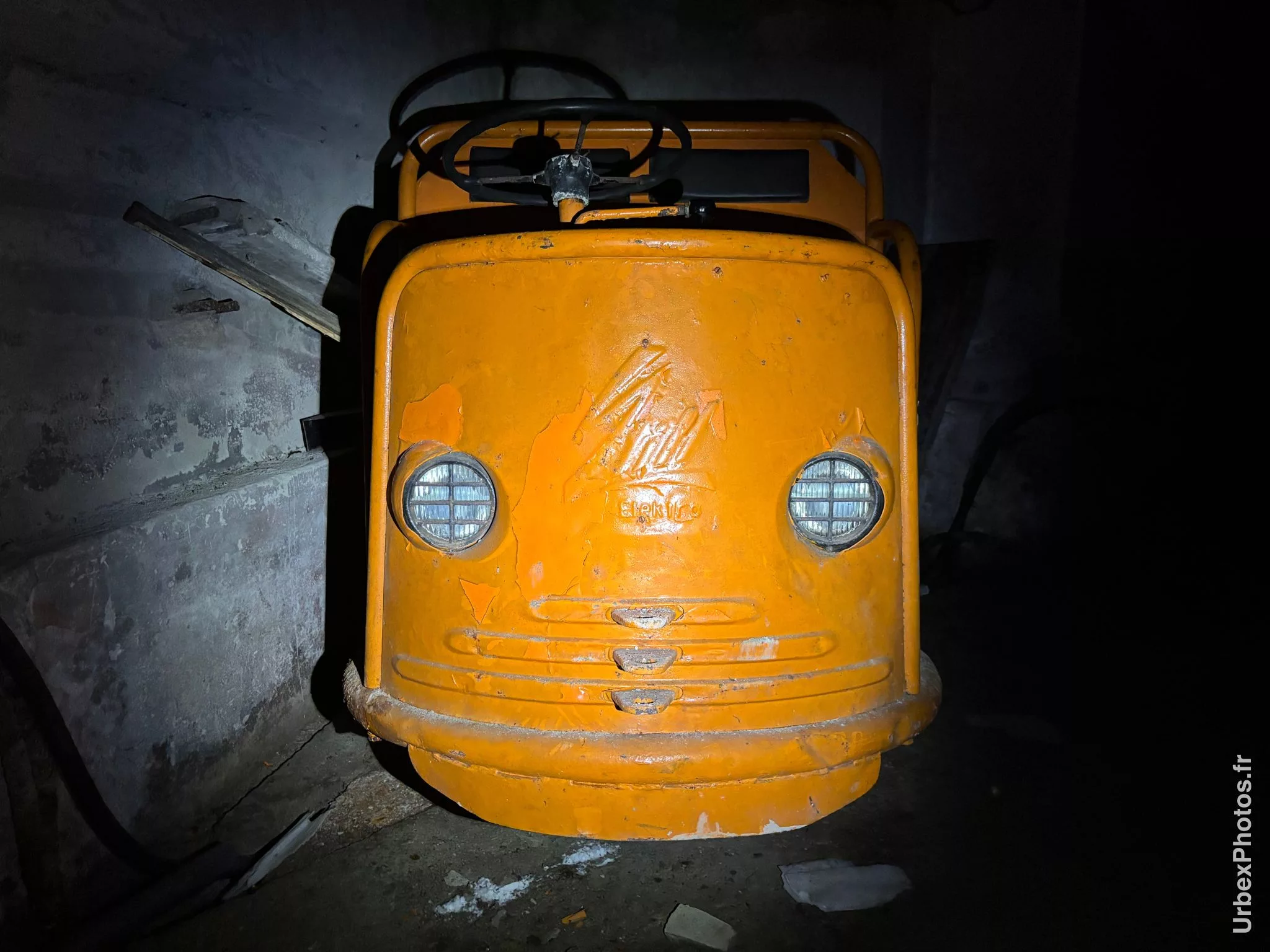 Photo urbex d'un véhicule électrique pour le déplacement dans les tunnels