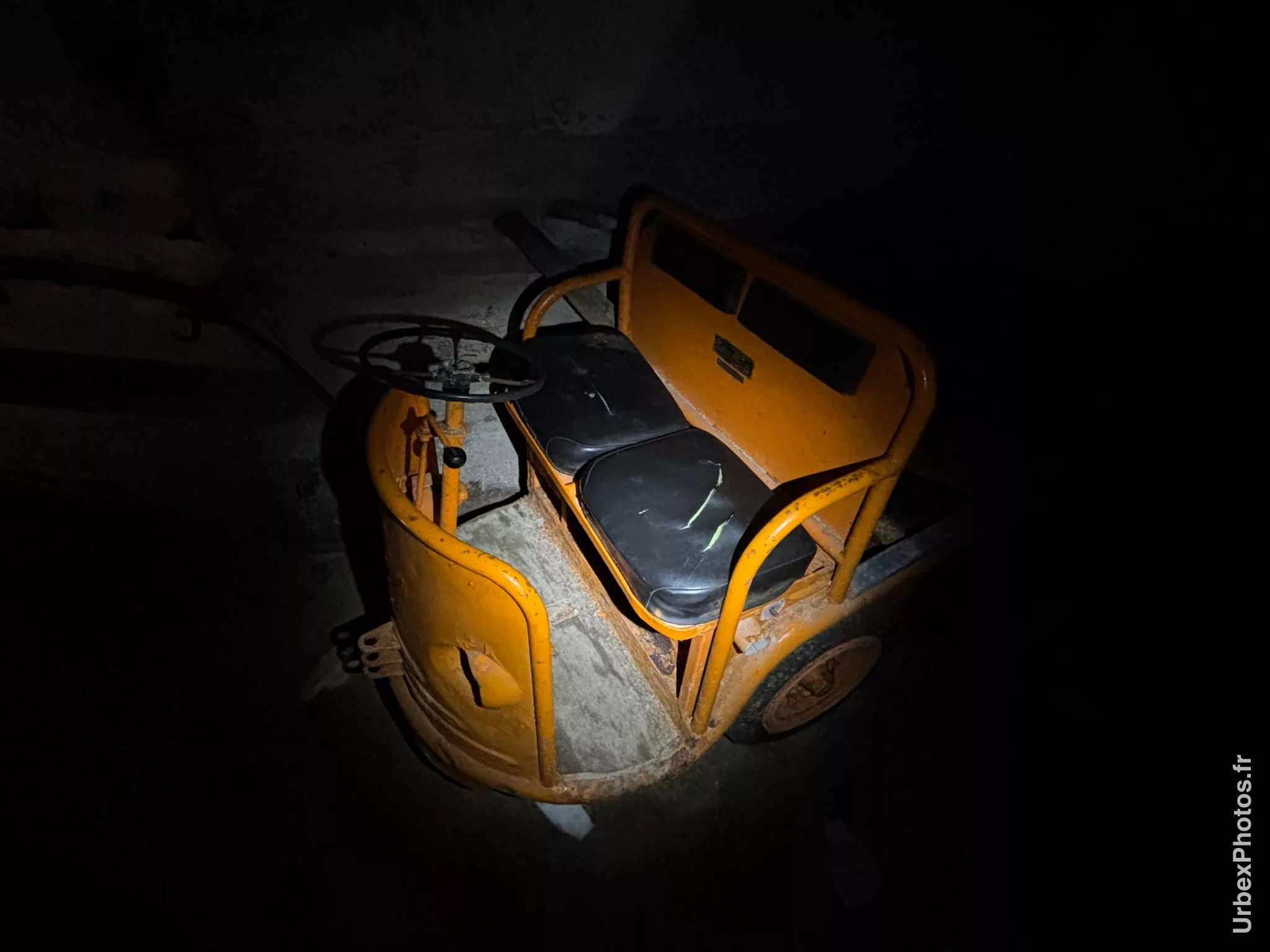 Photo urbex d'un véhicule électrique pour le déplacement dans les tunnels