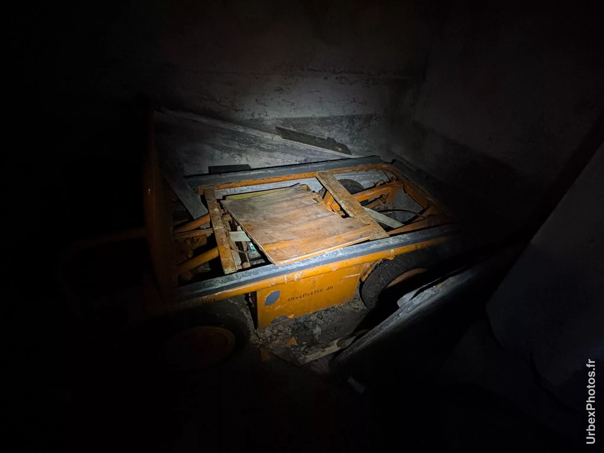 Photo urbex d'un véhicule électrique pour le déplacement dans les tunnels