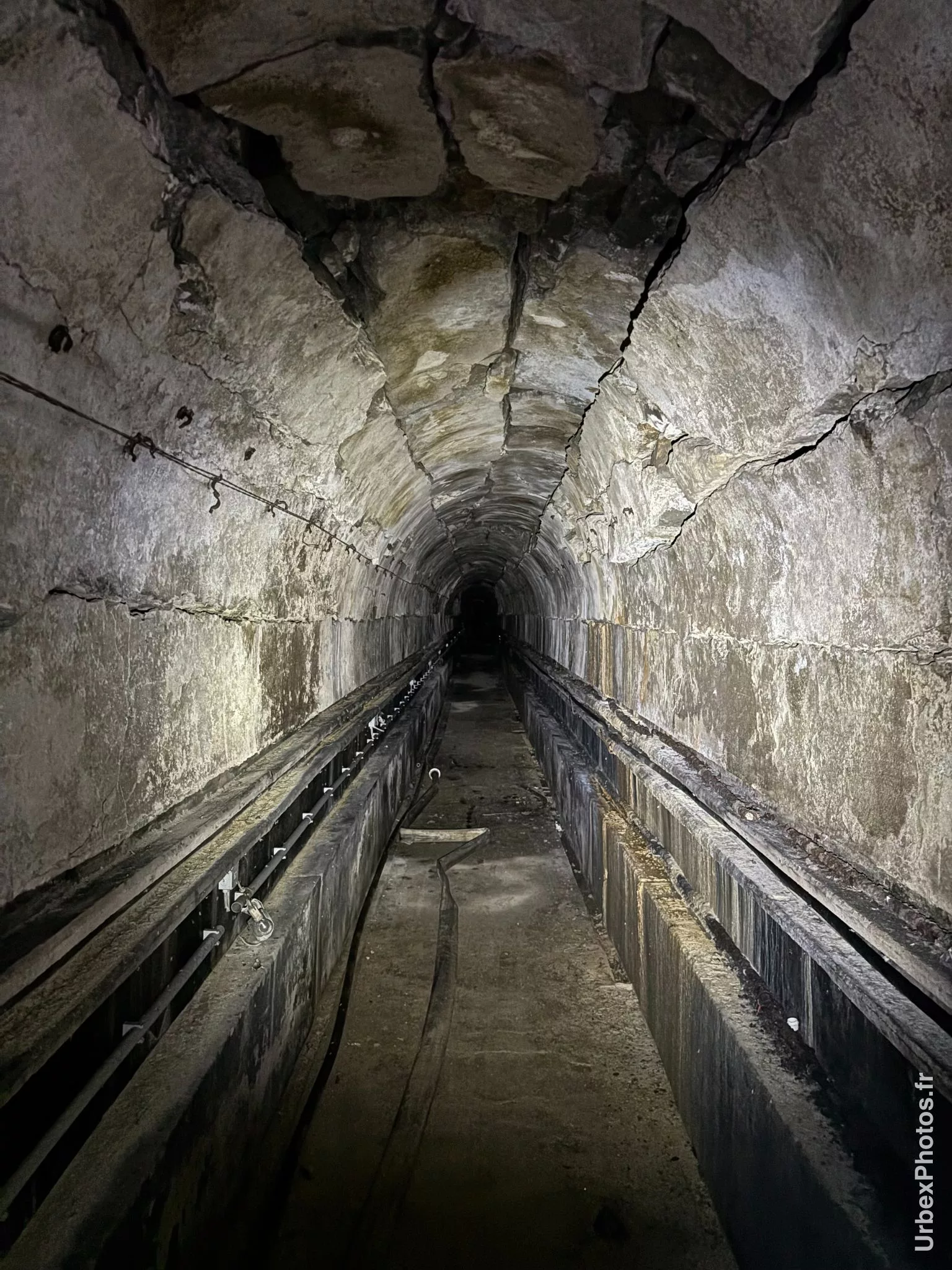 Tunnel fissuré d'un ouvrage de la ligne Maginot
