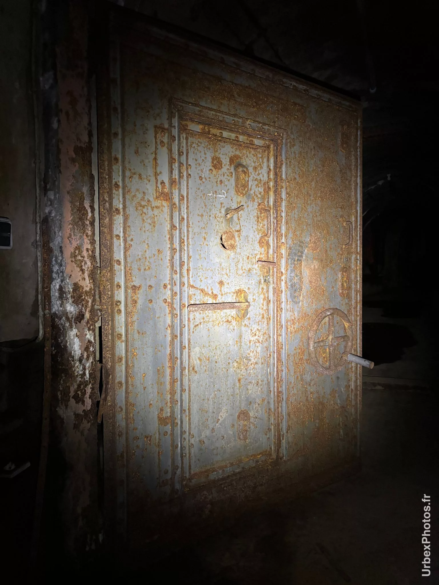 Porte blindée d'un ouvrage de la ligne Maginot