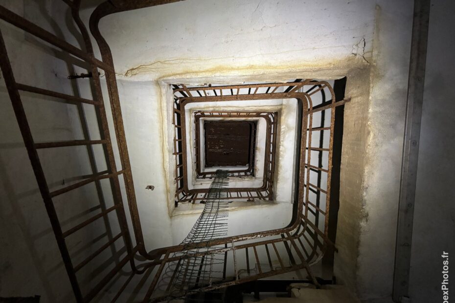 Escalier d'accès à un bloc de combat de la ligne Maginot