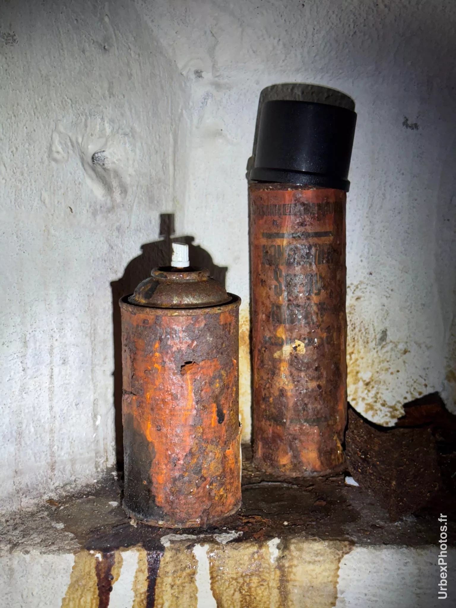 Photo urbex de bombes de peinture fortement dégradées
