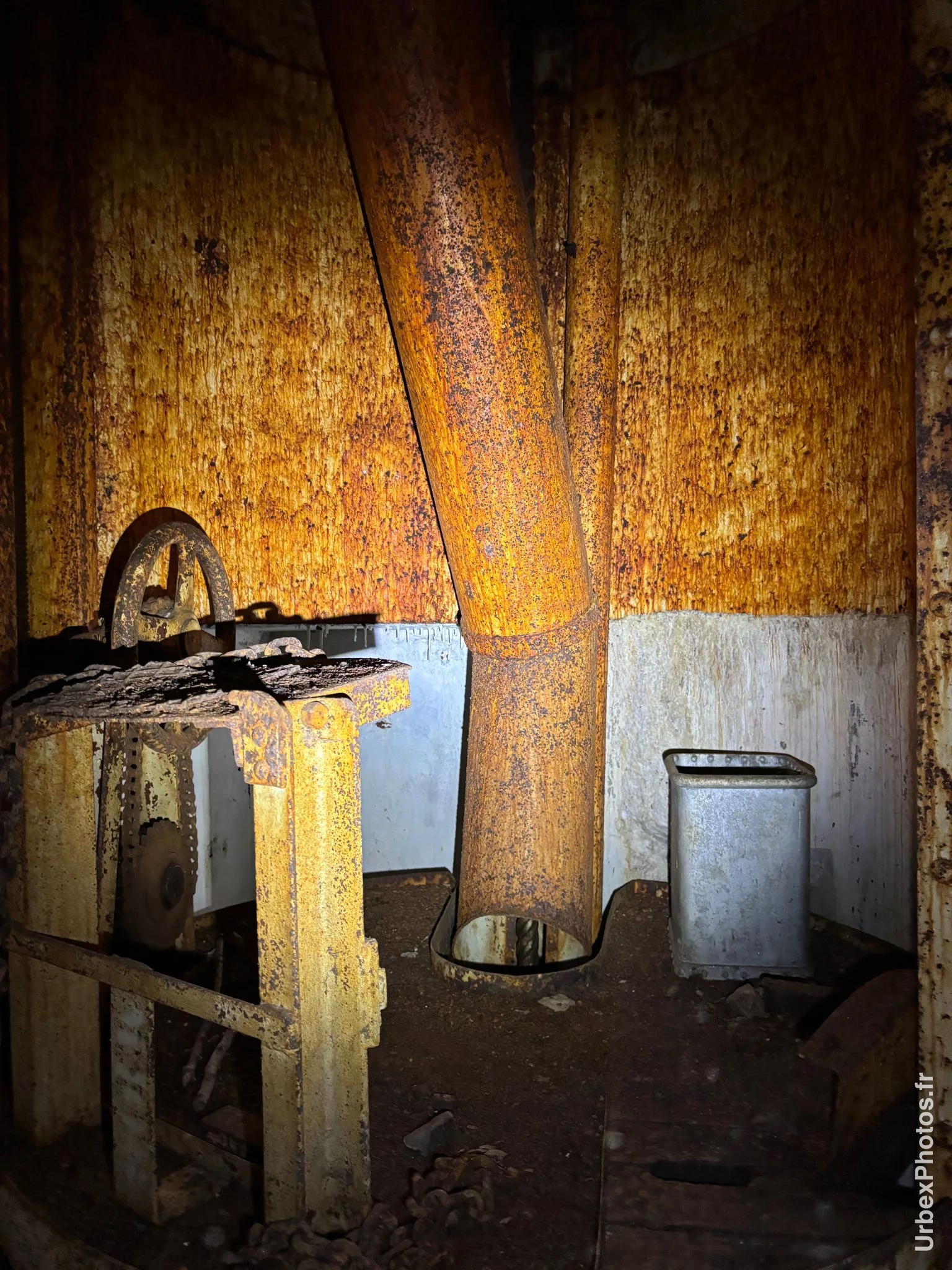 Intérieur de la tourelle d'un bloc de combat de la ligne Maginot