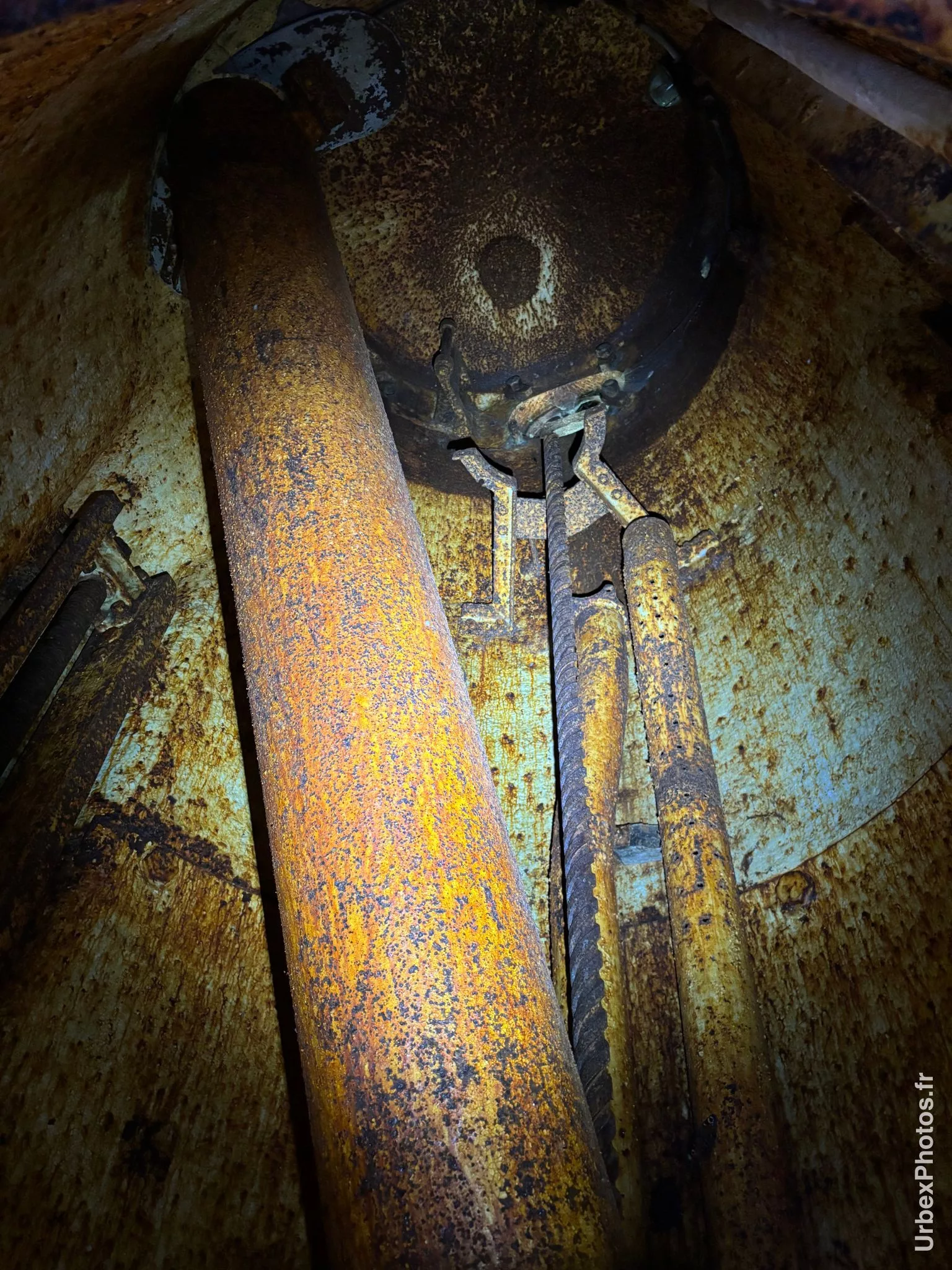 Intérieur de la tourelle d'un bloc de combat de la ligne Maginot
