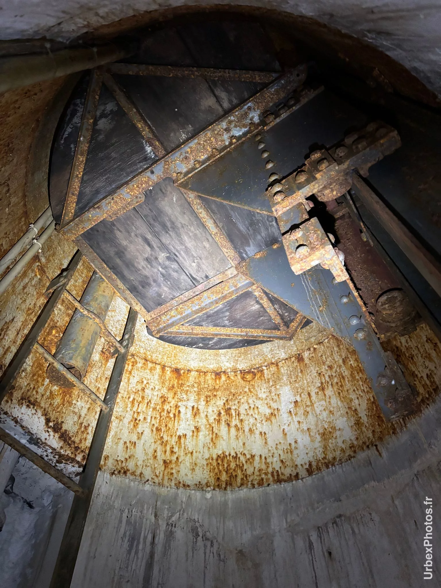 Intérieur de la tourelle d'un bloc de combat de la ligne Maginot