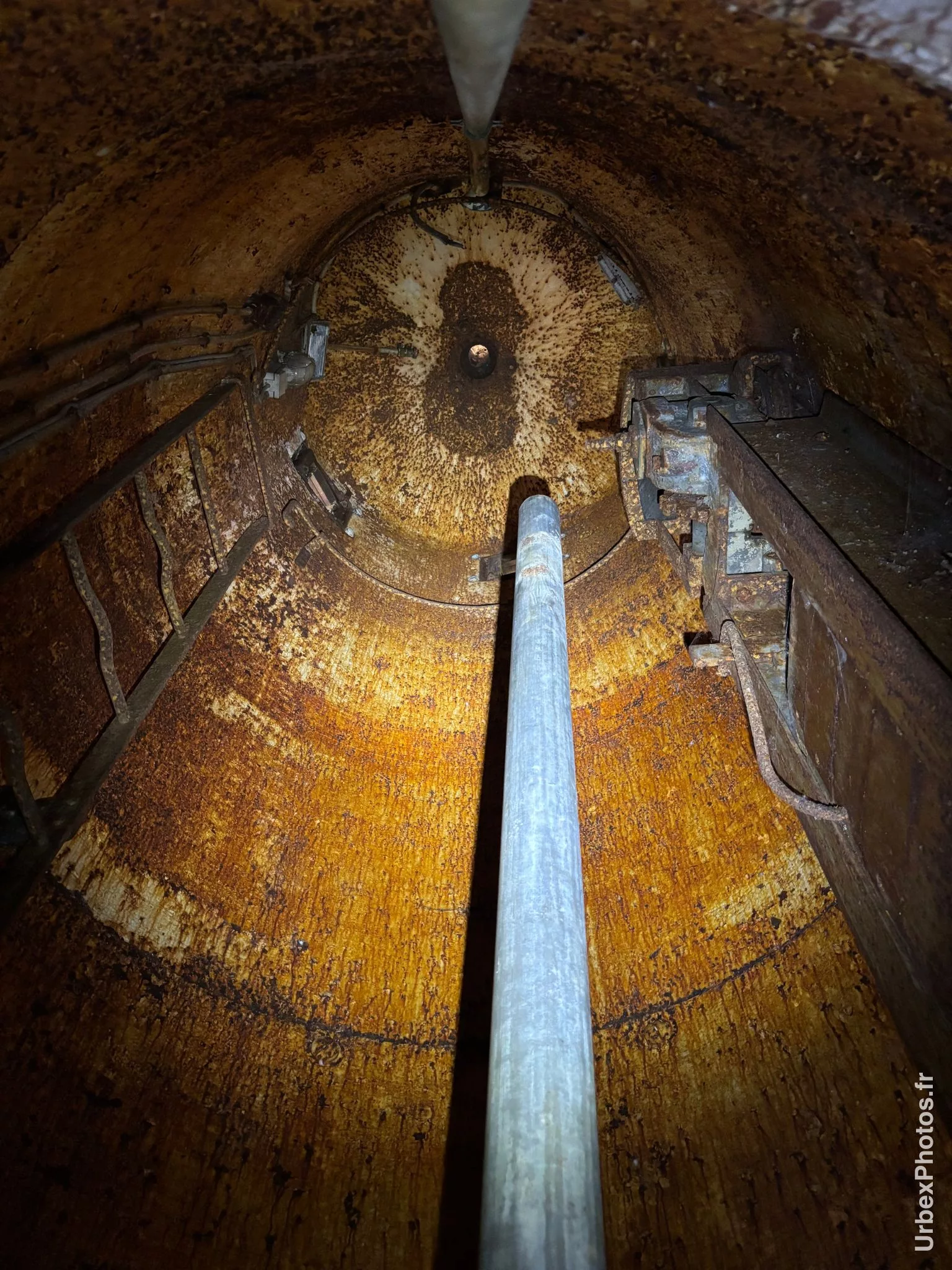 Intérieur de la tourelle d'un bloc de combat de la ligne Maginot