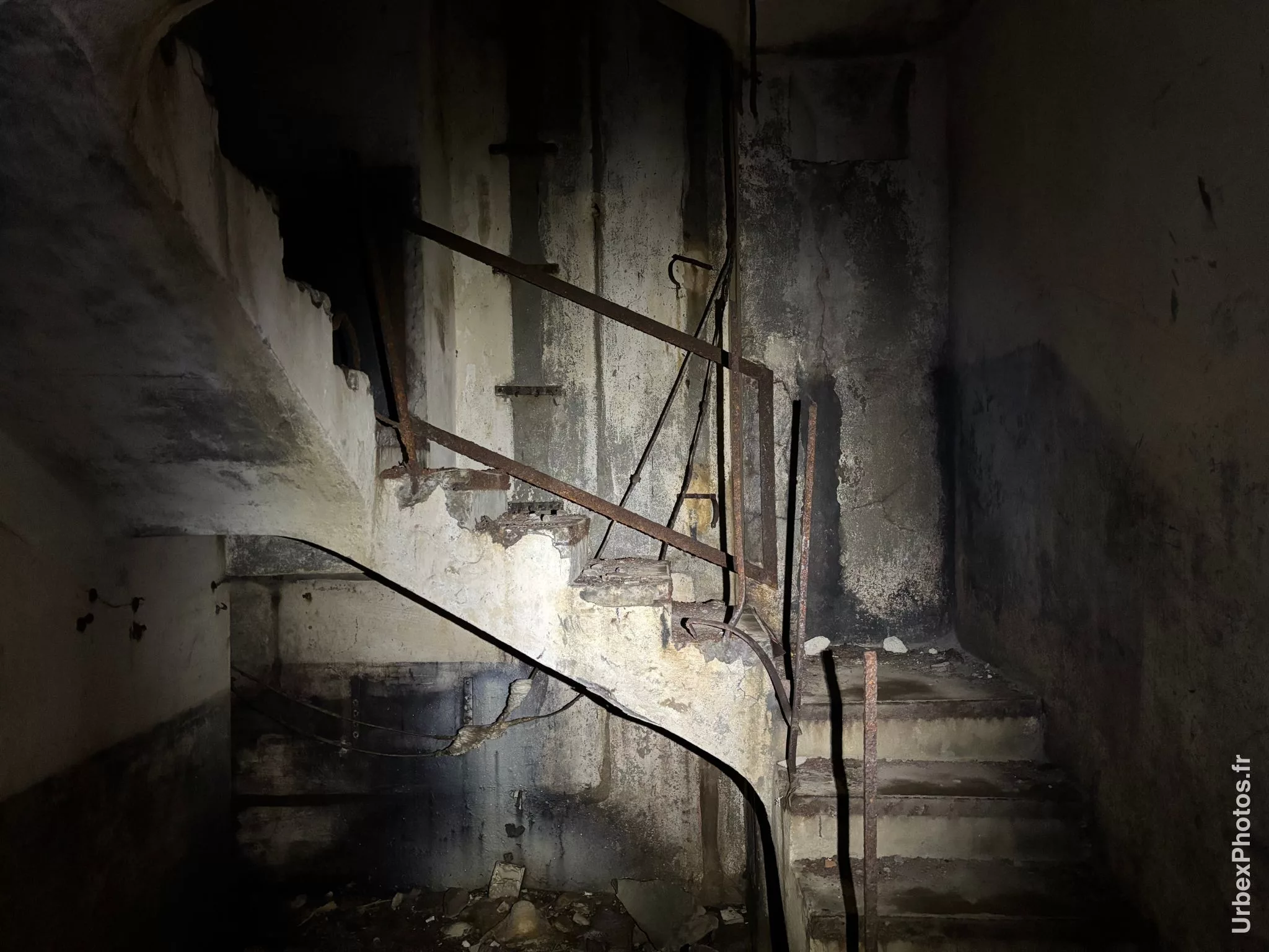 Escalier d'accès à un bloc de combat de la ligne Maginot