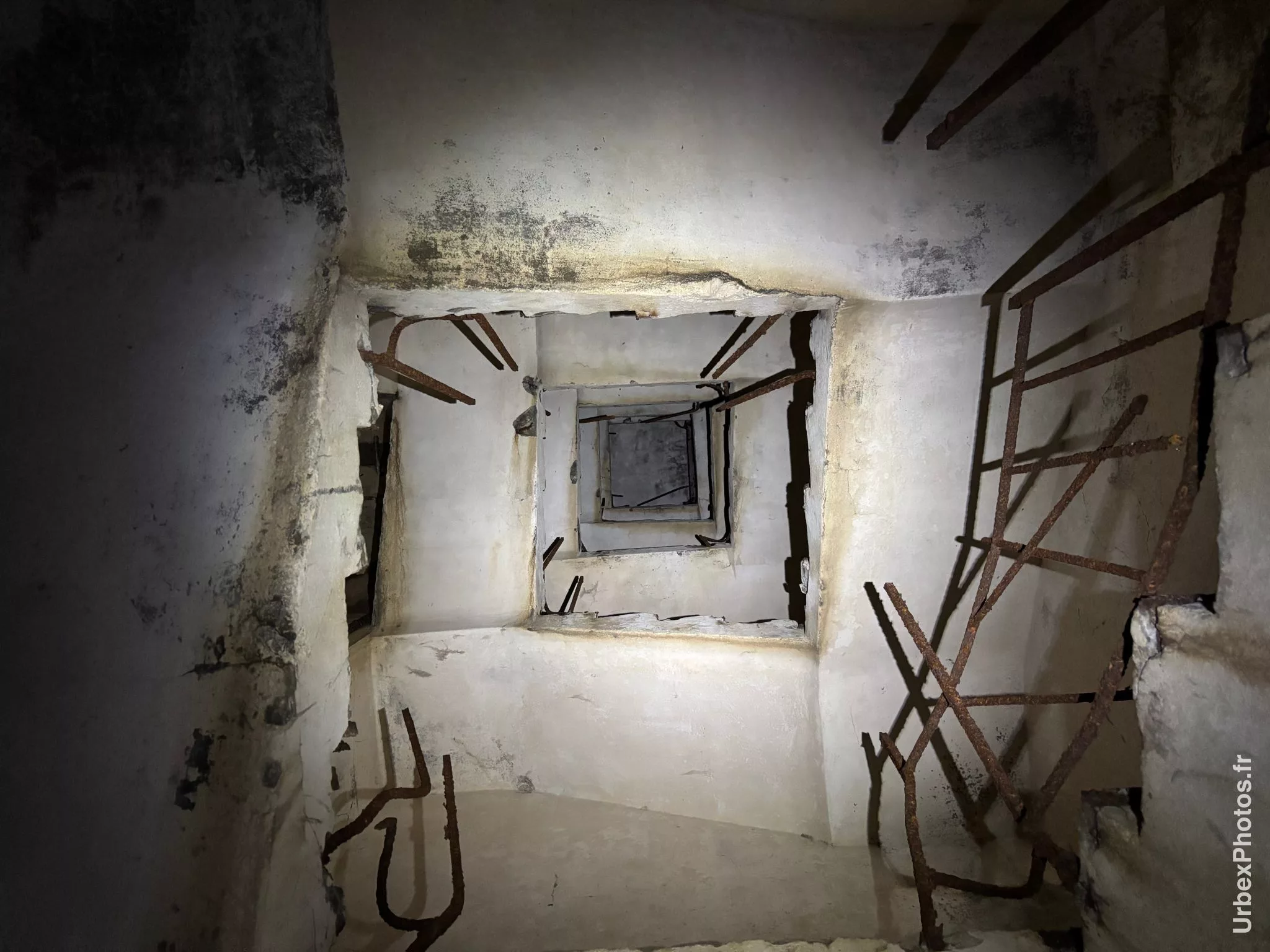 Escalier d'accès à un bloc de combat de la ligne Maginot