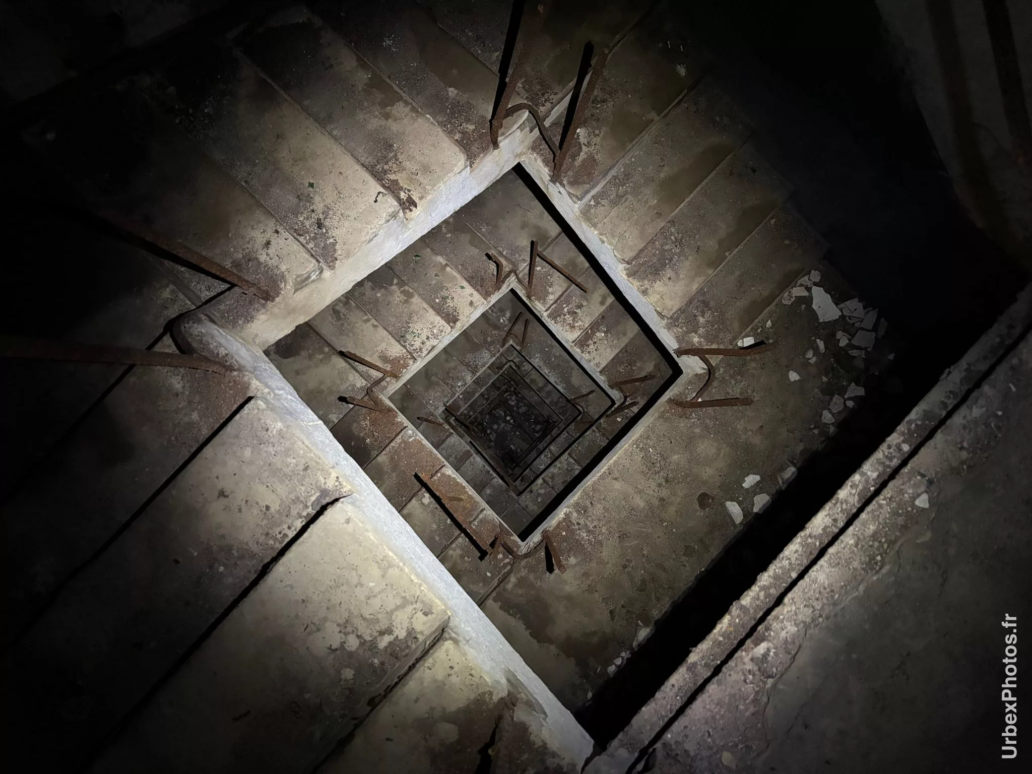 Escalier d'accès à un bloc de combat de la ligne Maginot