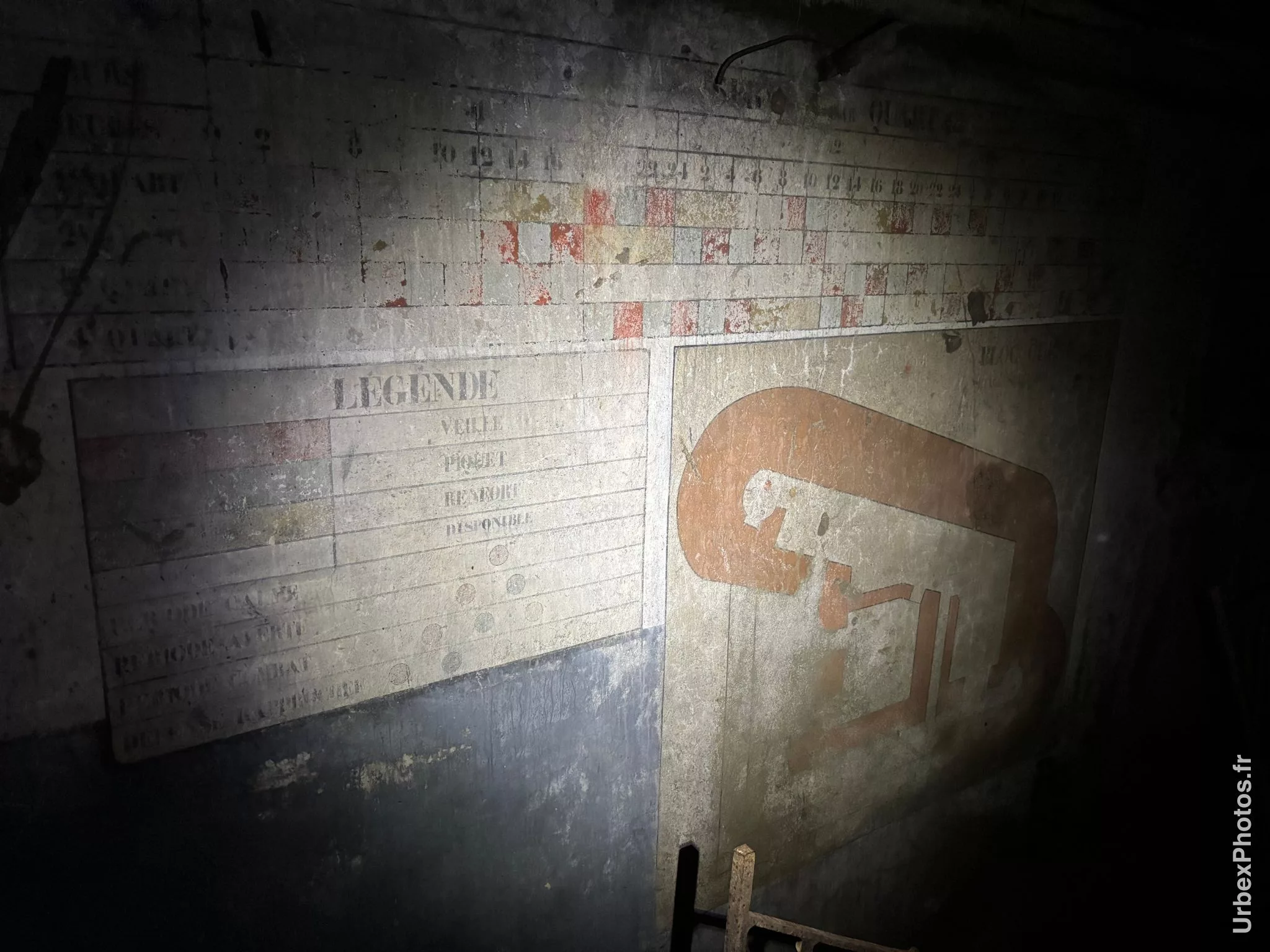 Photo urbex de la peinture de répartition des quarts à l'entrée d'un bloc de combat