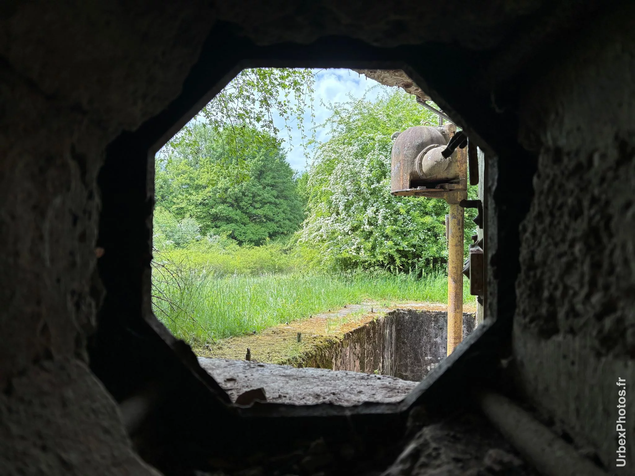 Vue de l'extérieur d'un bloc de combat de la ligne Maginot, depuis l'intérieur