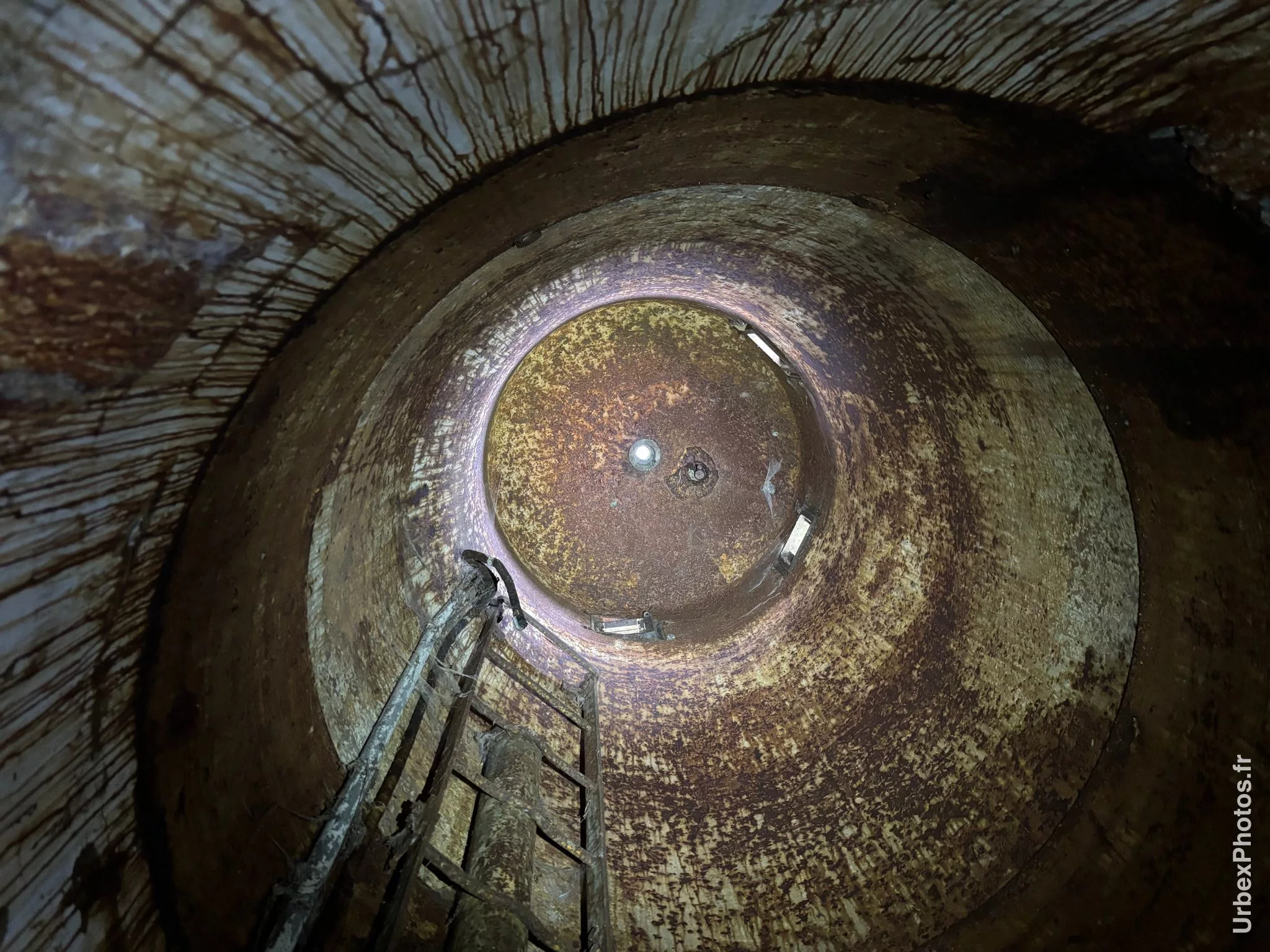 Intérieur de la tourelle d'un bloc de combat de la ligne Maginot