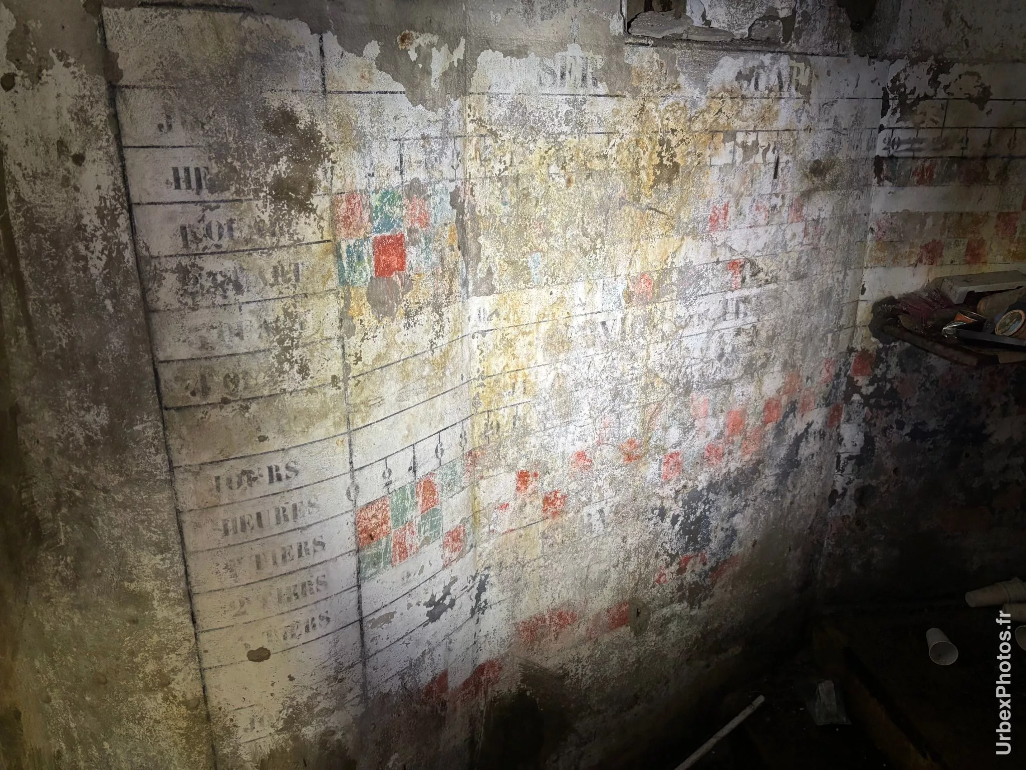 Photo urbex de la peinture de répartition des quarts à l'entrée d'un bloc de combat
