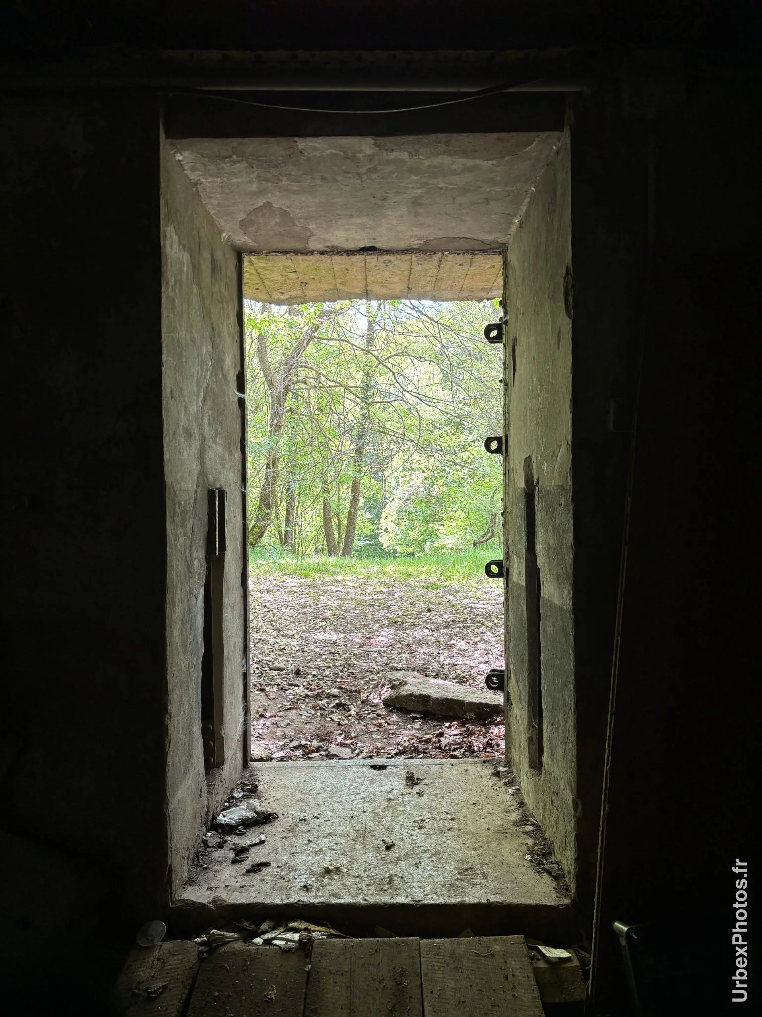 Vue de l'extérieur d'un bloc de secours de la ligne Maginot, depuis le tunnel