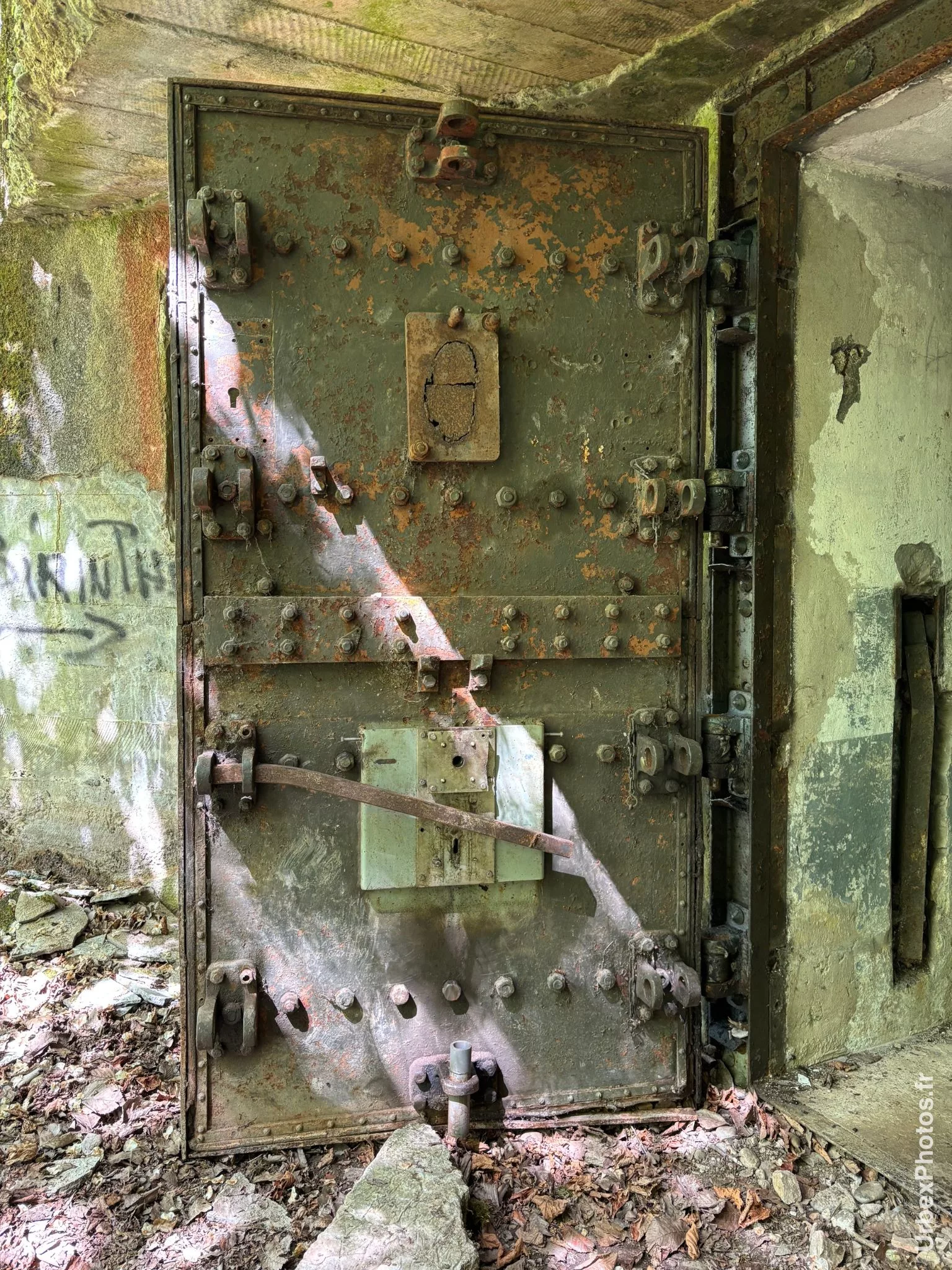 Porte blindée d'un ouvrage de la ligne Maginot