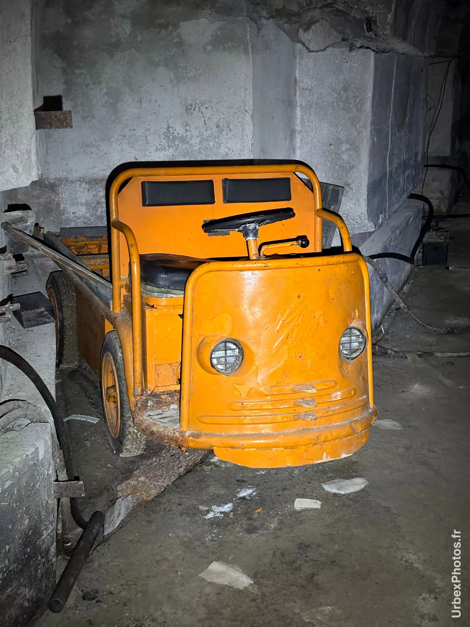 Photo urbex d'un véhicule électrique pour le déplacement dans les tunnels