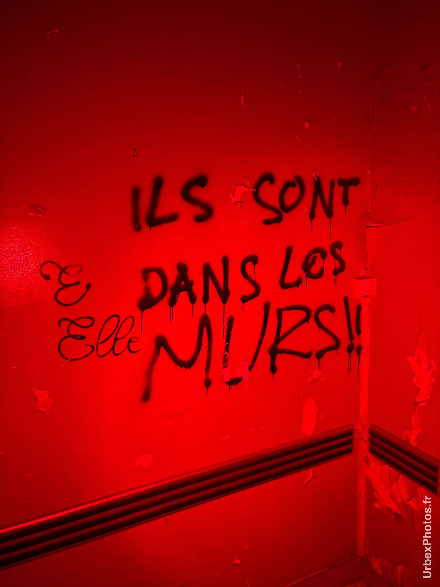 Photo urbex d'un message à caractère informatif